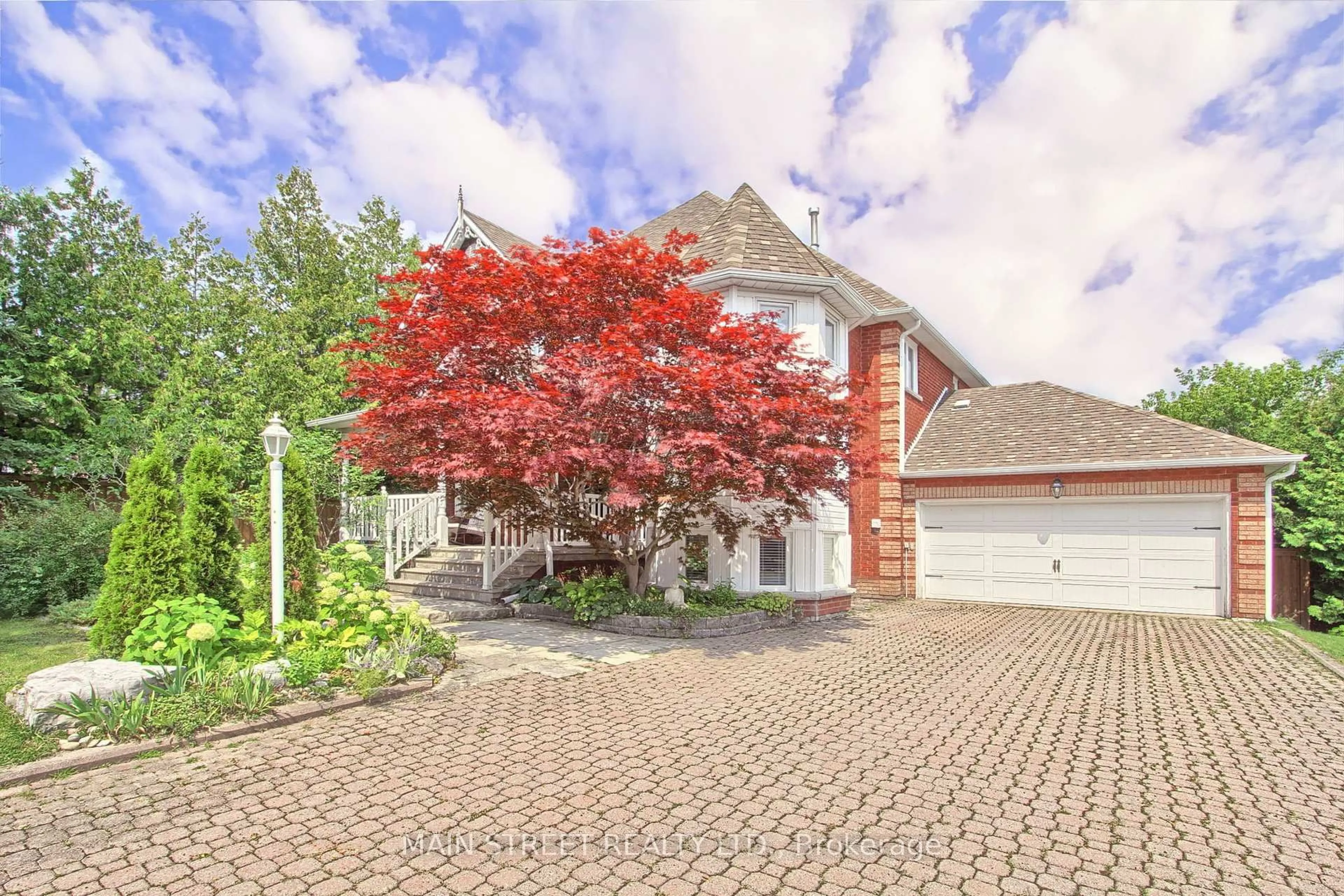 A pic from outside/outdoor area/front of a property/back of a property/a pic from drone, street for 2 Bombay Crt, Richmond Hill Ontario L4E 3L4