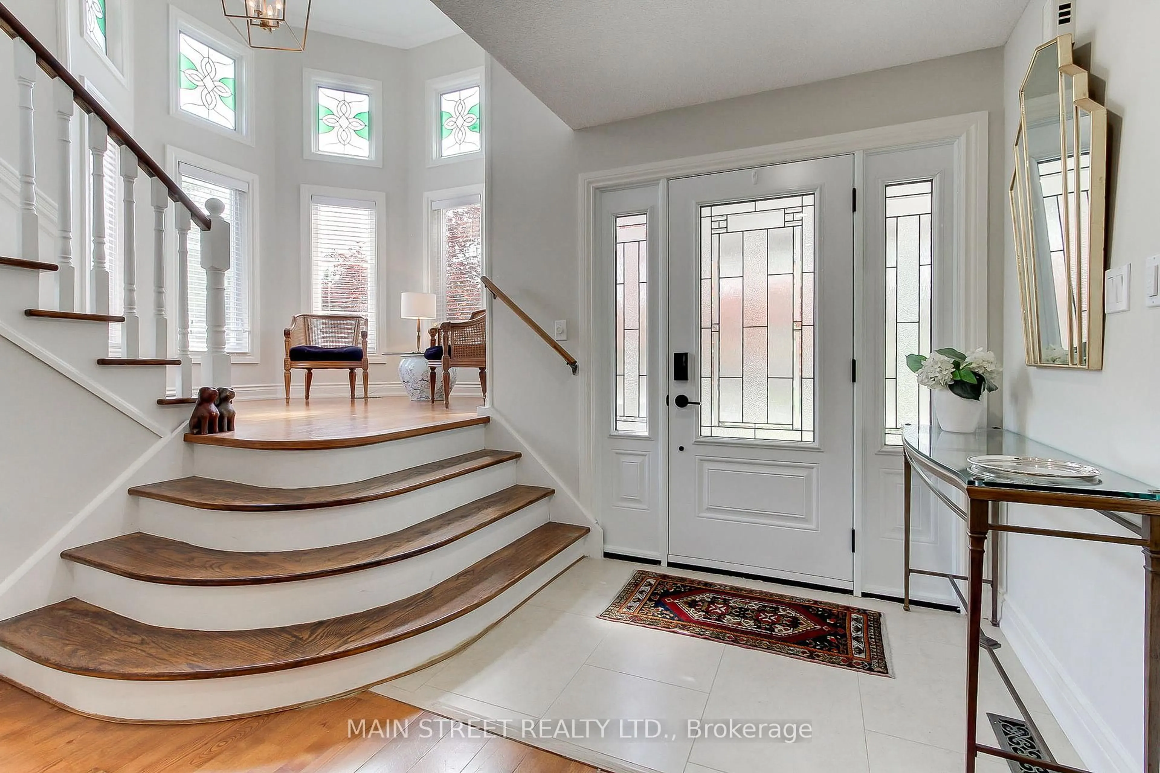 Indoor entryway for 2 Bombay Crt, Richmond Hill Ontario L4E 3L4