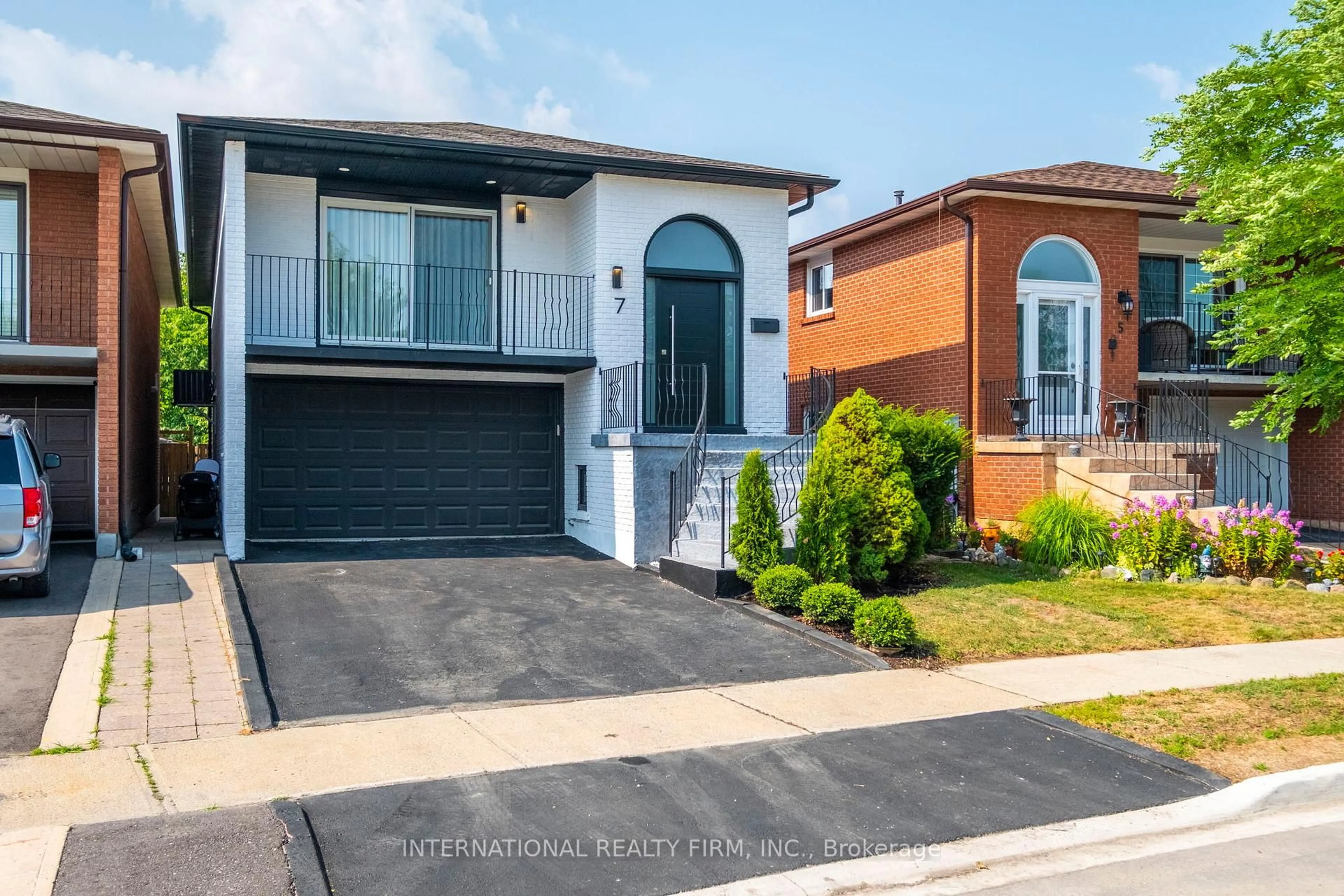 Home with vinyl exterior material, street for 7 Boyne Highlands Crt, Vaughan Ontario L4K 1K4