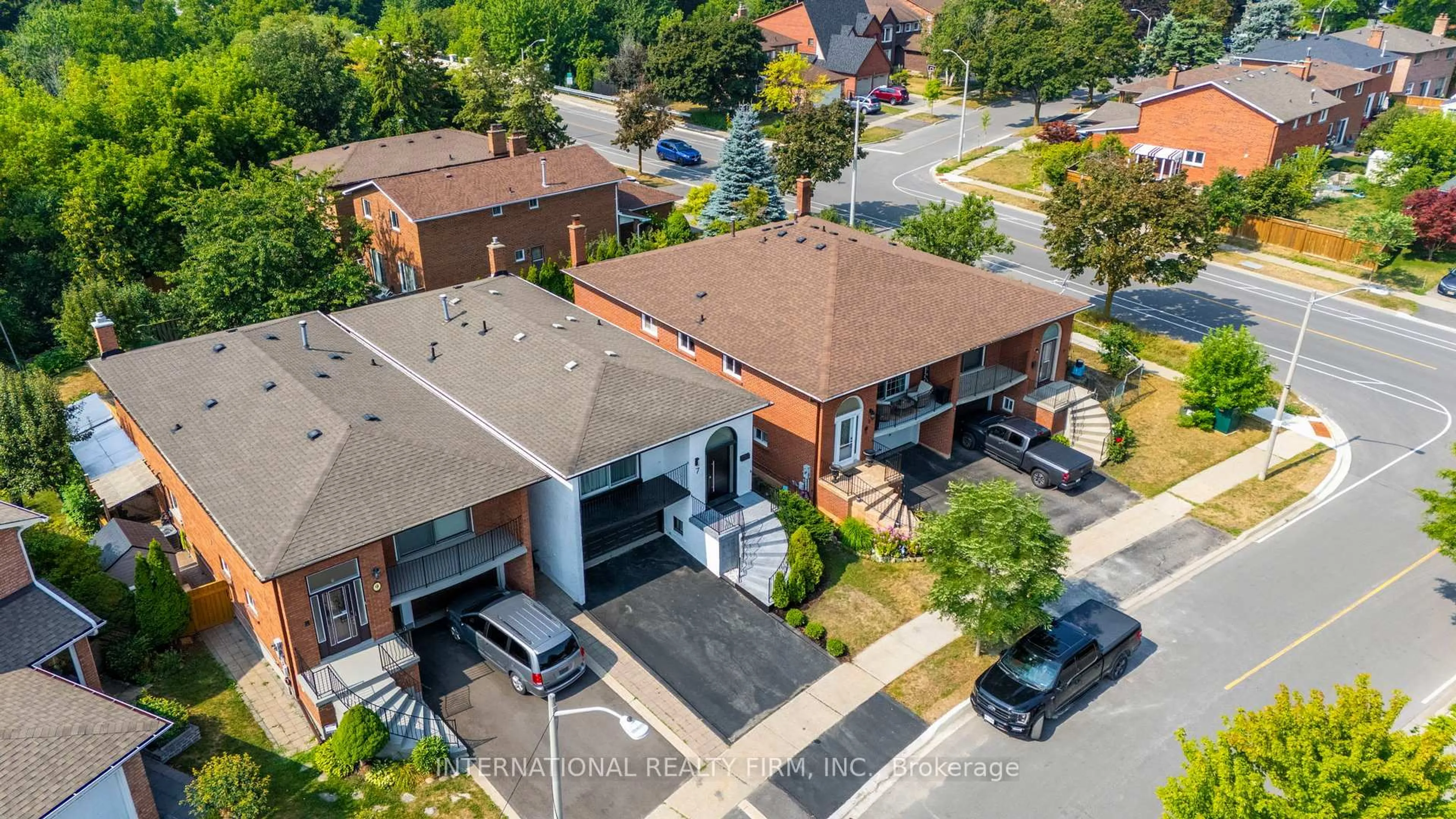 A pic from outside/outdoor area/front of a property/back of a property/a pic from drone, street for 7 Boyne Highlands Crt, Vaughan Ontario L4K 1K4