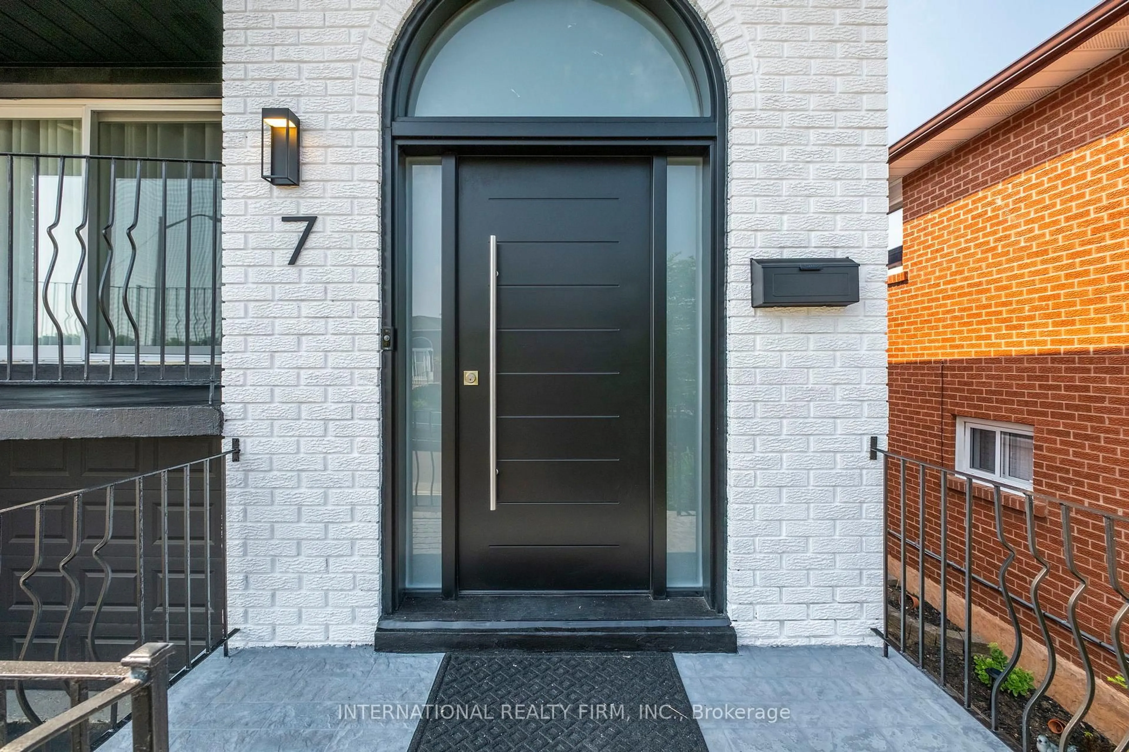 Indoor entryway for 7 Boyne Highlands Crt, Vaughan Ontario L4K 1K4