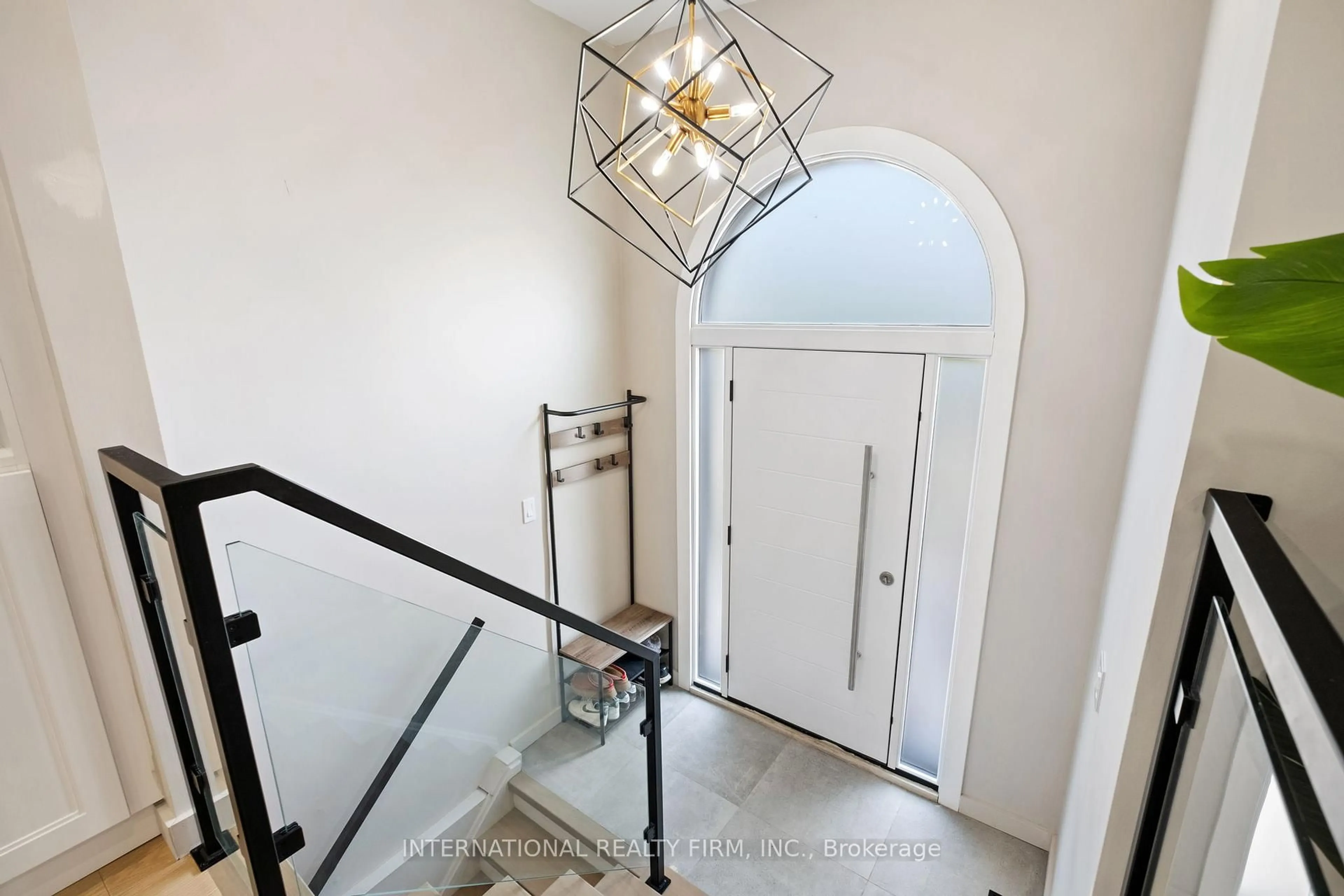 Indoor entryway for 7 Boyne Highlands Crt, Vaughan Ontario L4K 1K4