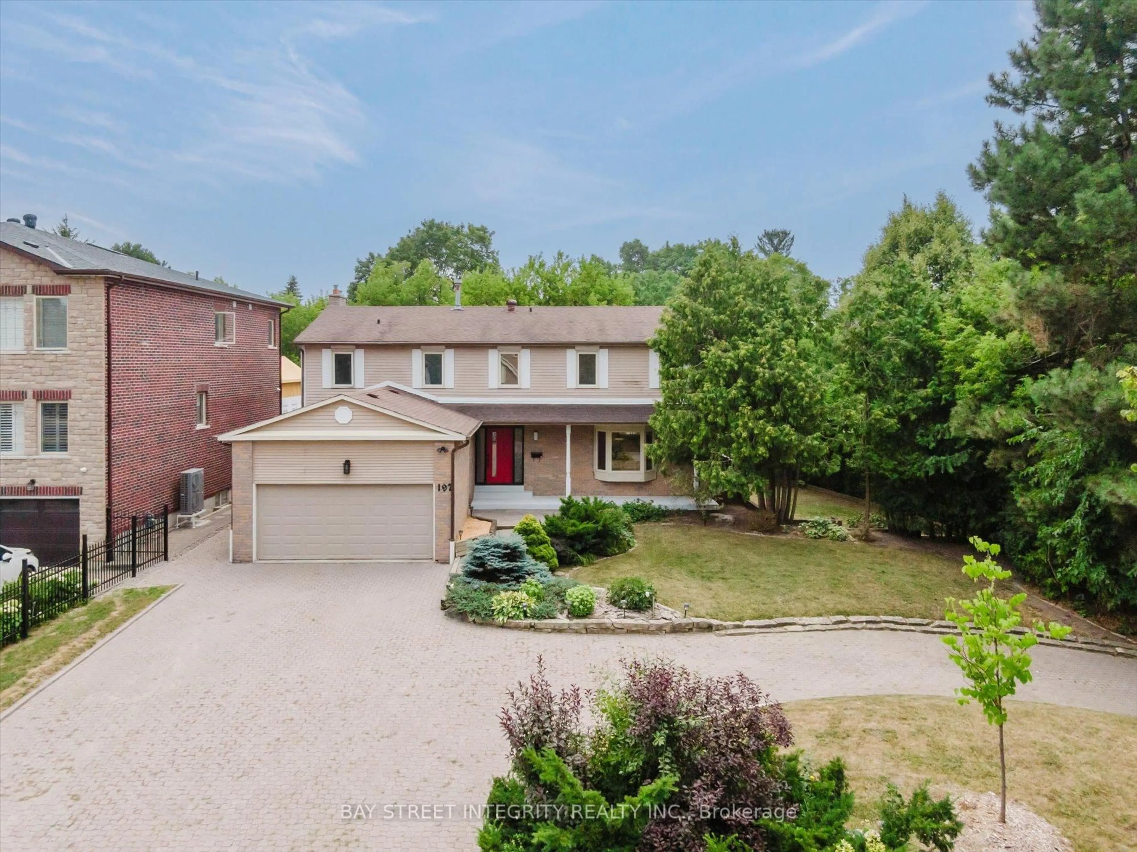 A pic from outside/outdoor area/front of a property/back of a property/a pic from drone, street for 197 Garden Ave, Richmond Hill Ontario L4C 6L8