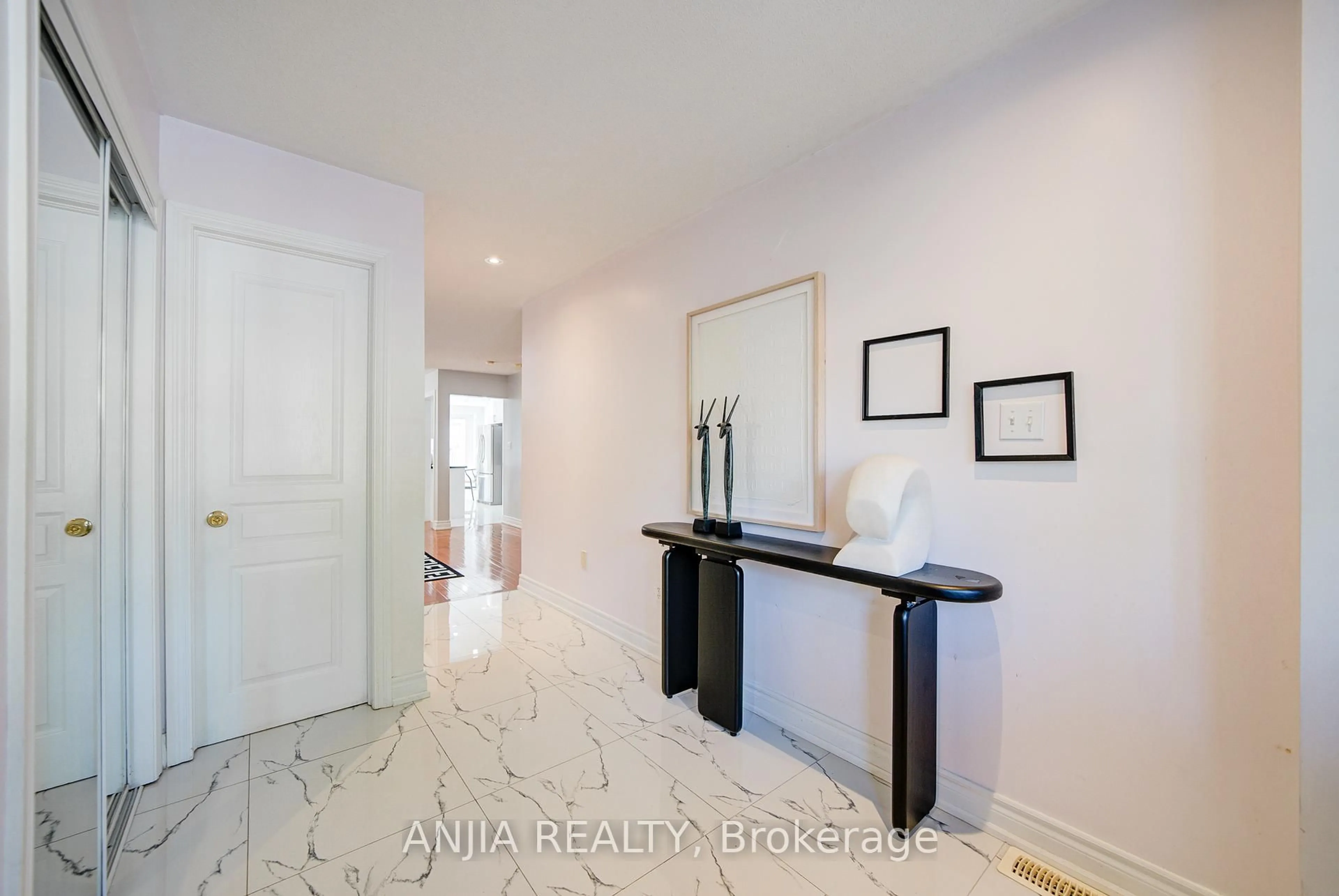 Indoor entryway for 111 Viscount Dr, Markham Ontario L6C 2P3