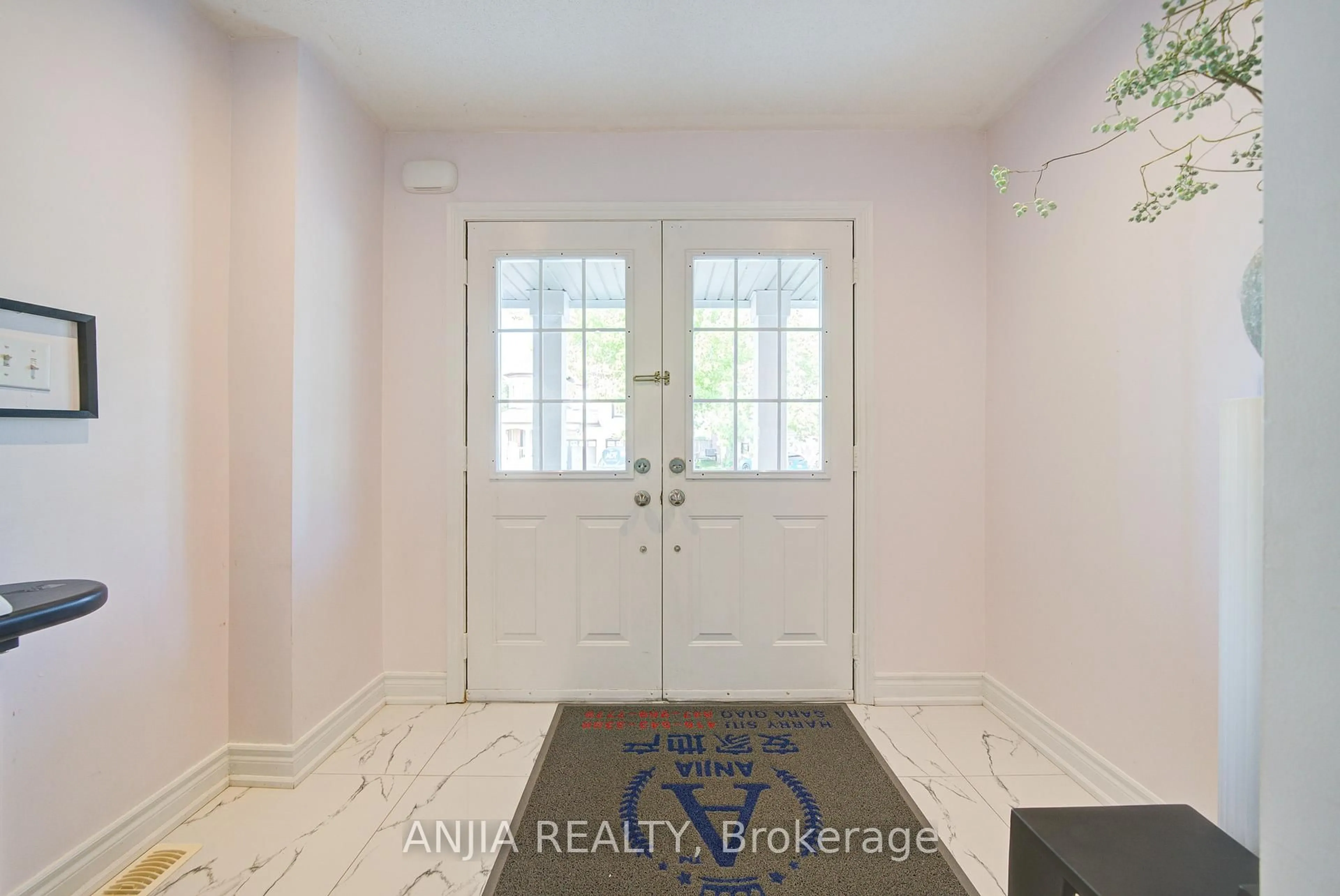 Indoor entryway for 111 Viscount Dr, Markham Ontario L6C 2P3