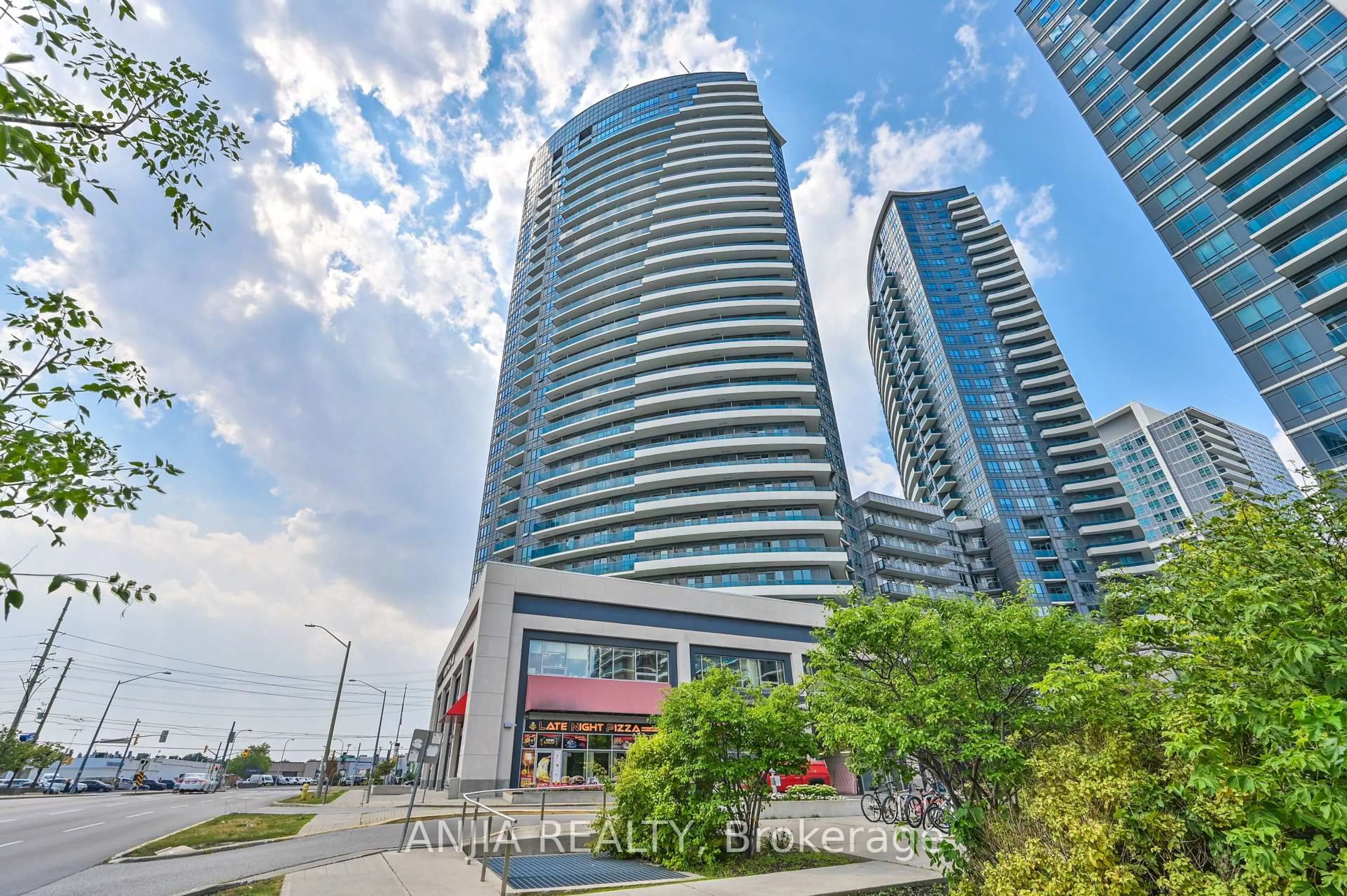 Indoor foyer for 7161 Yonge St #1032, Markham Ontario L3T 0C8