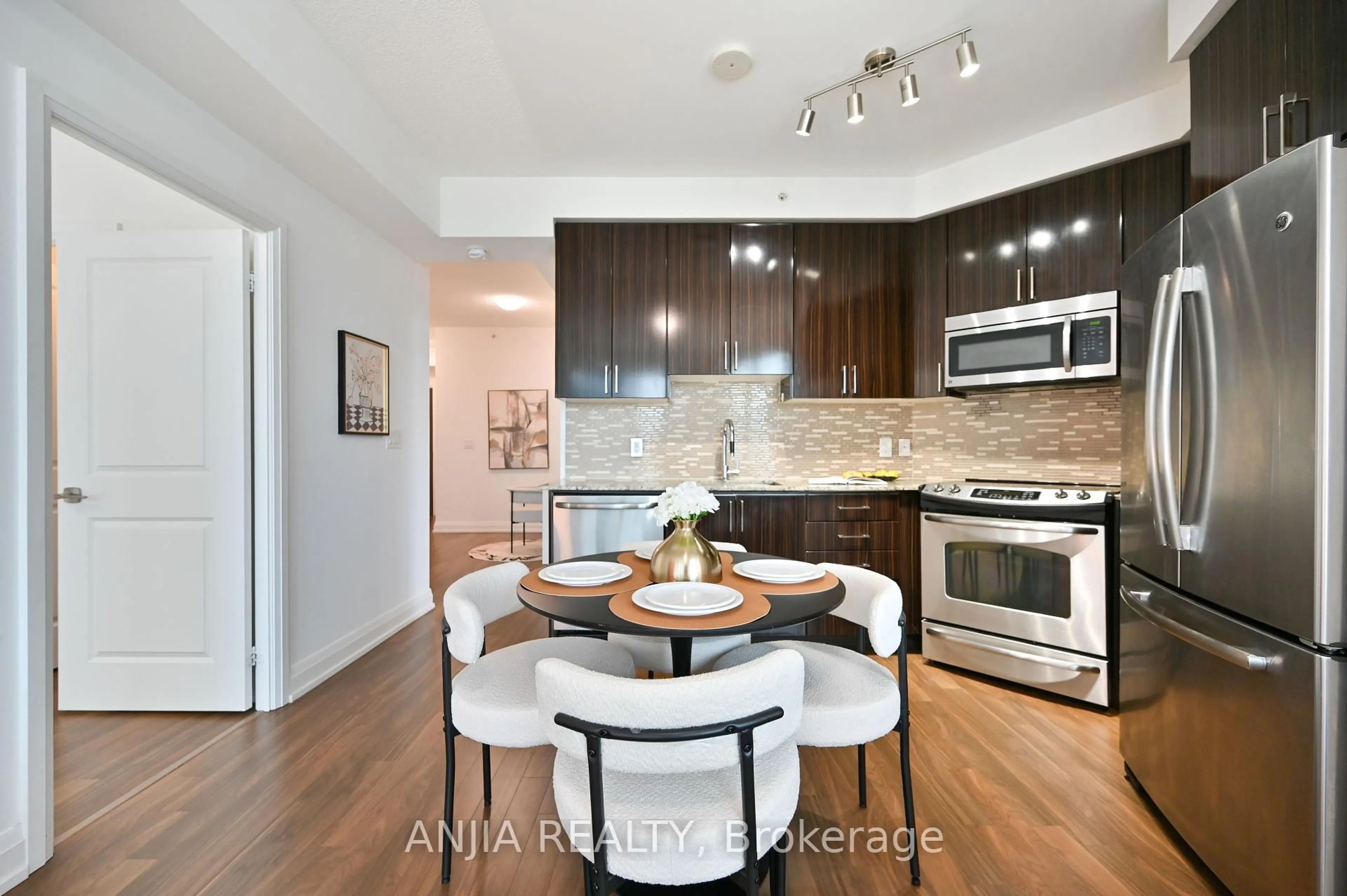 Open concept kitchen, wood/laminate floor for 7161 Yonge St #1032, Markham Ontario L3T 0C8