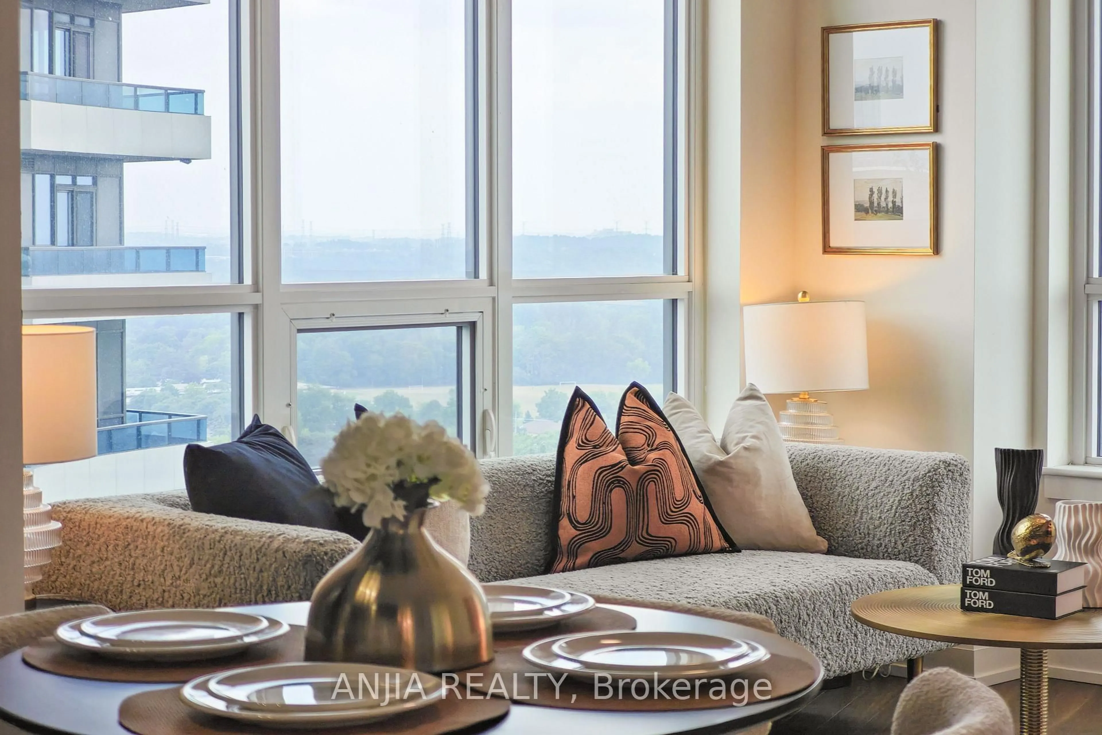 Living room with furniture, unknown for 7161 Yonge St #1032, Markham Ontario L3T 0C8