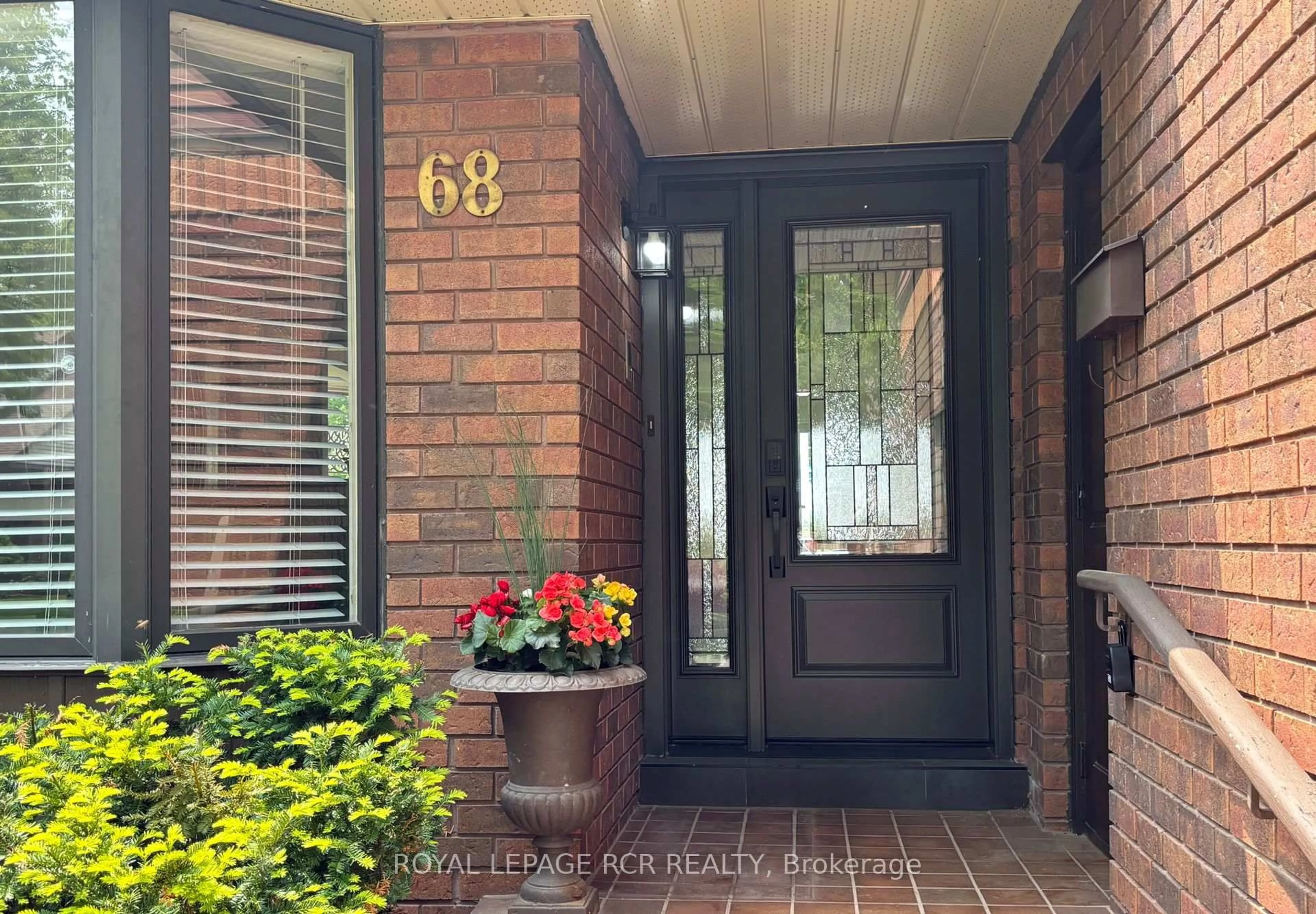 Indoor entryway for 68 Riverview Rd, New Tecumseth Ontario L9R 1R8