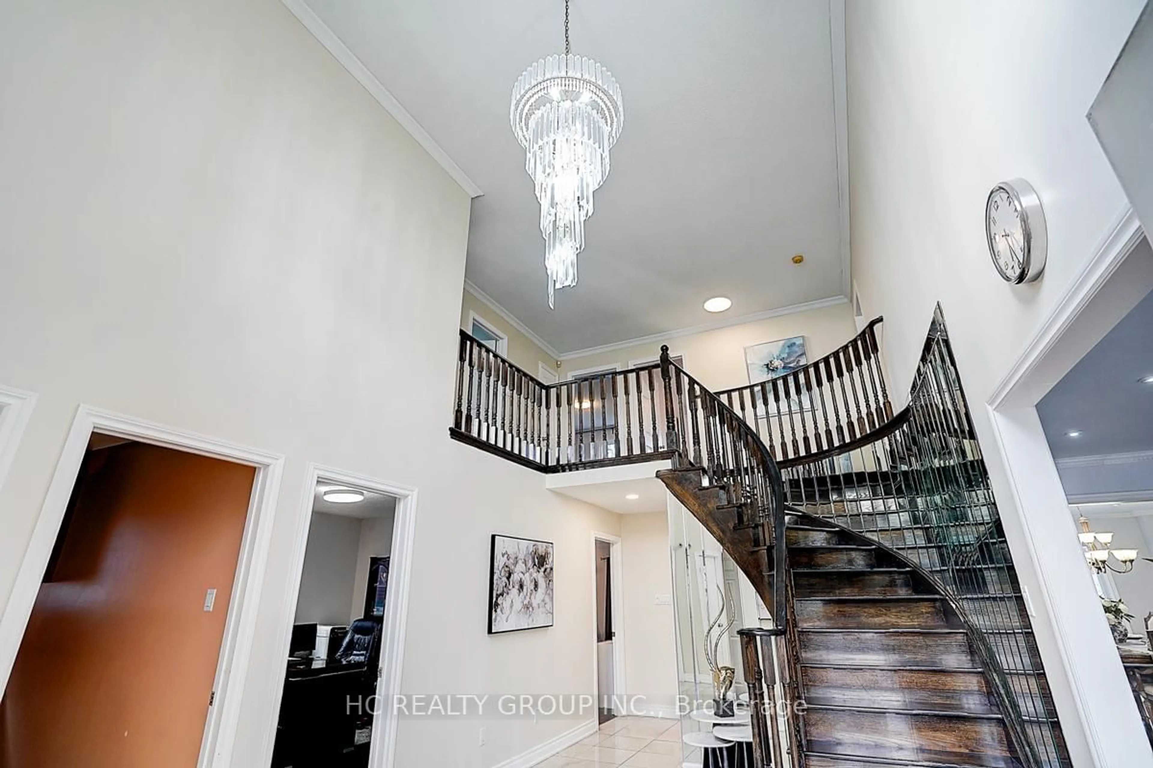 Indoor foyer for 19 Delancey Cres, Markham Ontario L3P 7C9