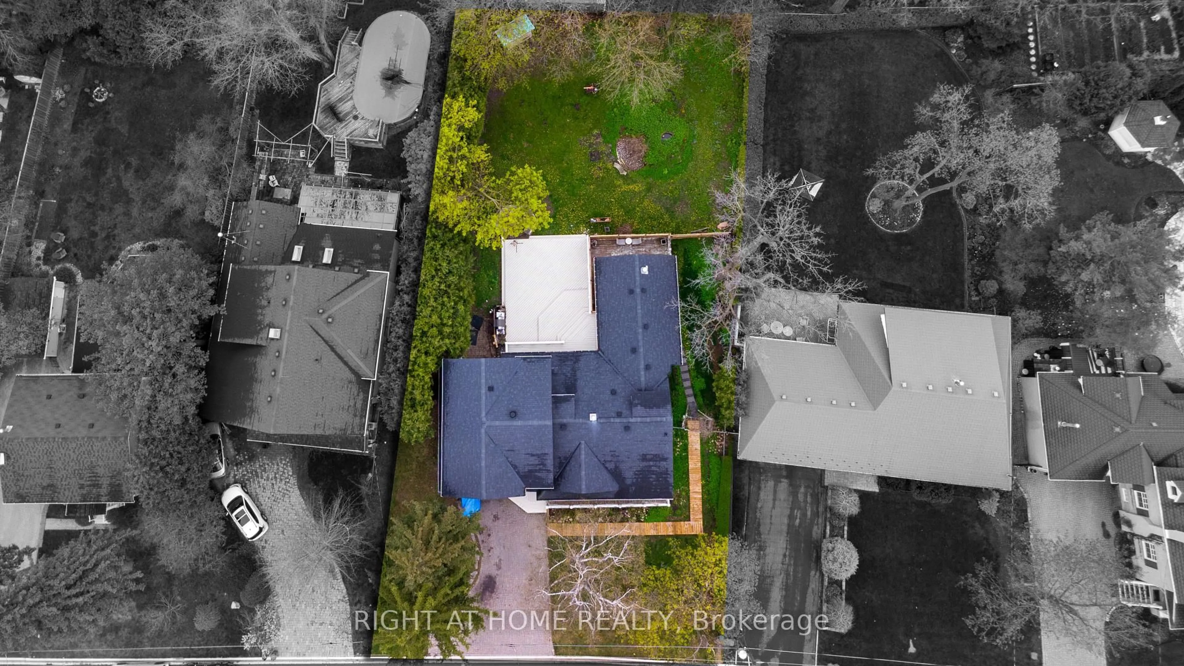 A pic from outside/outdoor area/front of a property/back of a property/a pic from drone, unknown for 120 Wright St, Richmond Hill Ontario L4C 4A5