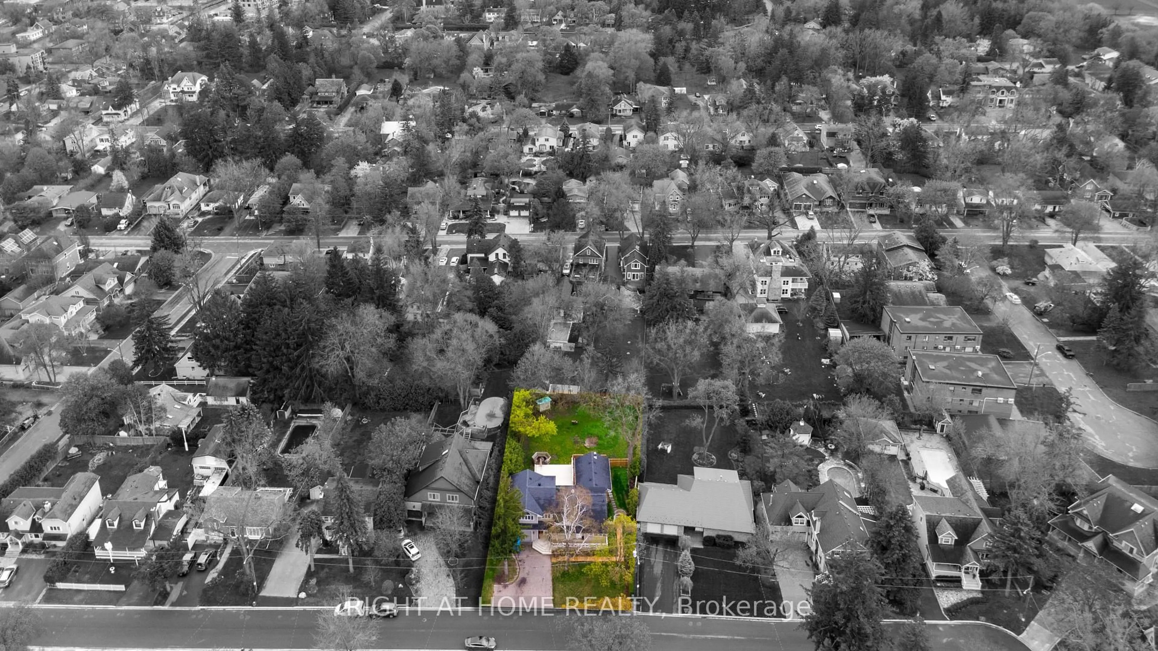 A pic from outside/outdoor area/front of a property/back of a property/a pic from drone, street for 120 Wright St, Richmond Hill Ontario L4C 4A5