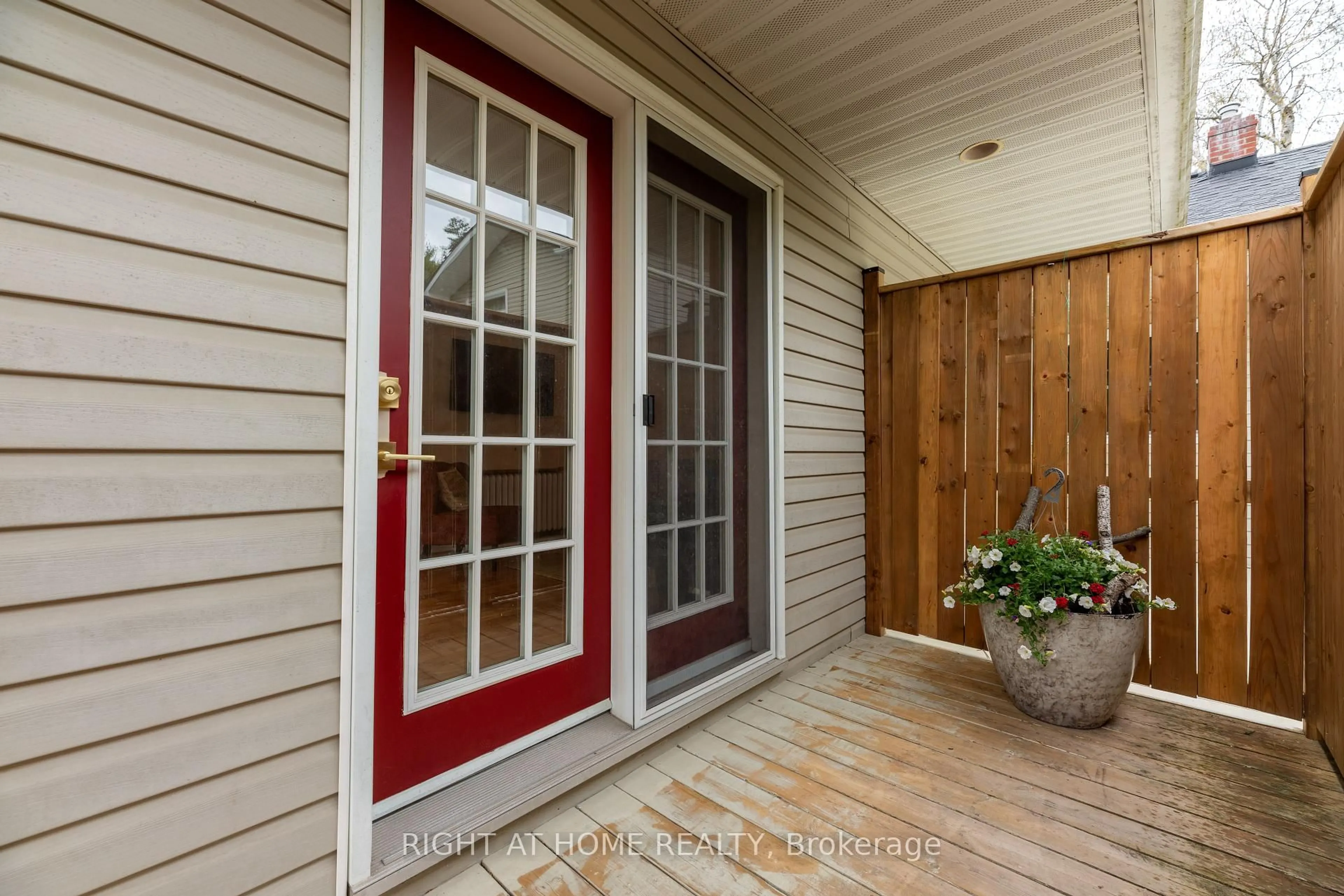 Indoor entryway for 120 Wright St, Richmond Hill Ontario L4C 4A5