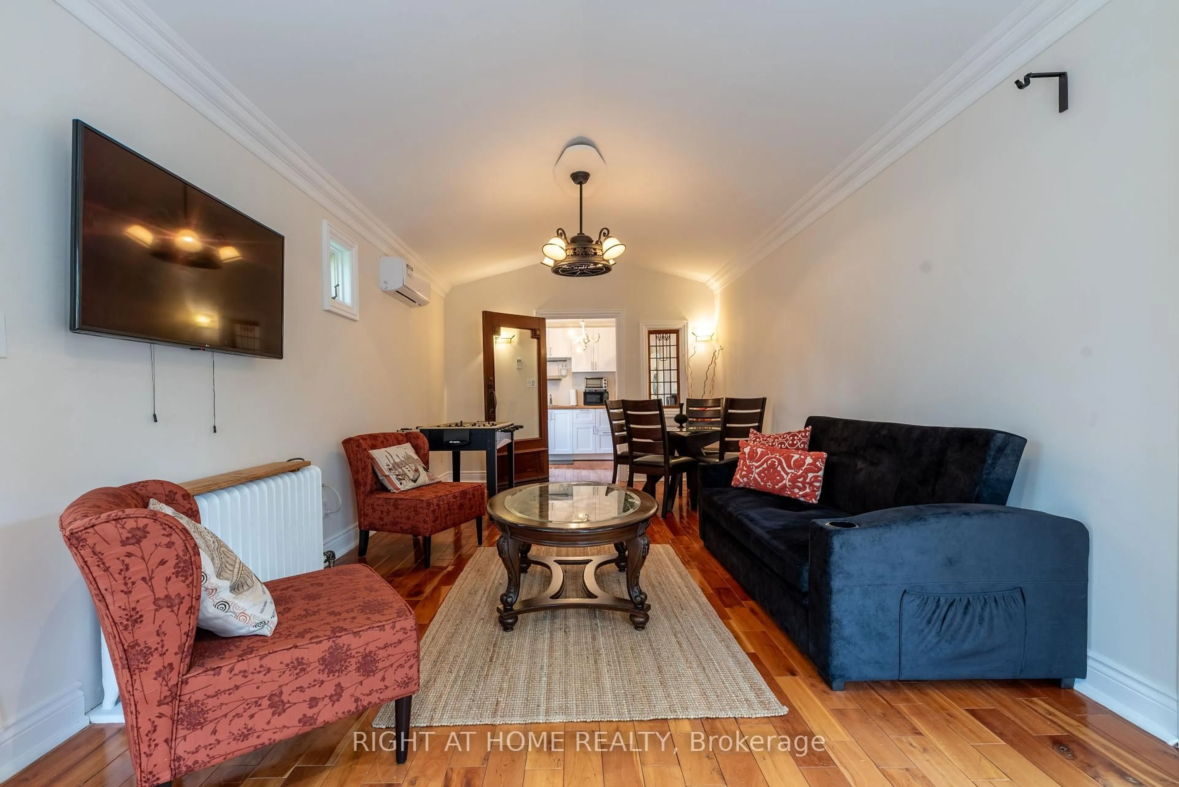 Living room with furniture, wood/laminate floor for 120 Wright St, Richmond Hill Ontario L4C 4A5