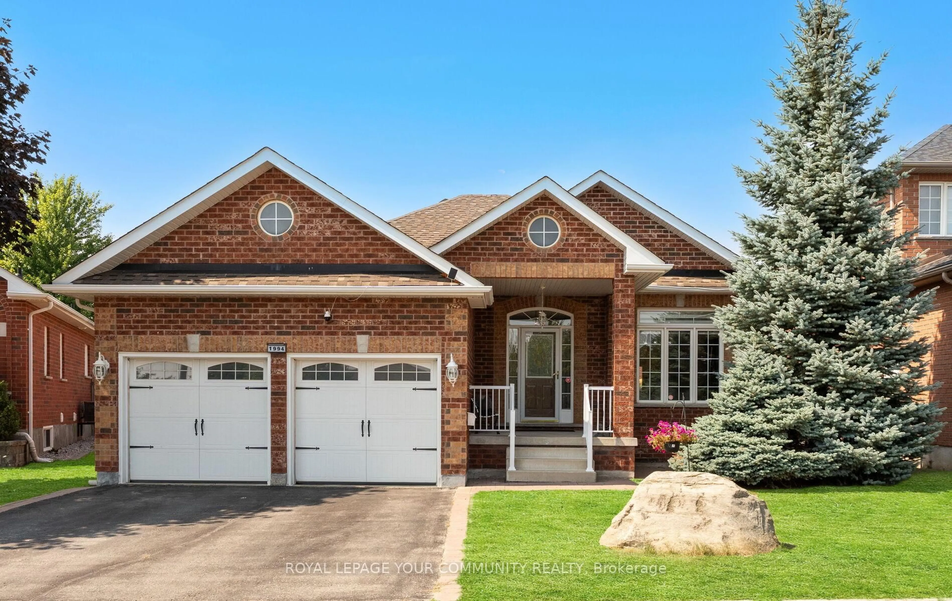 Home with brick exterior material, street for 1994 Thompson St, Innisfil Ontario L9S 4Z5