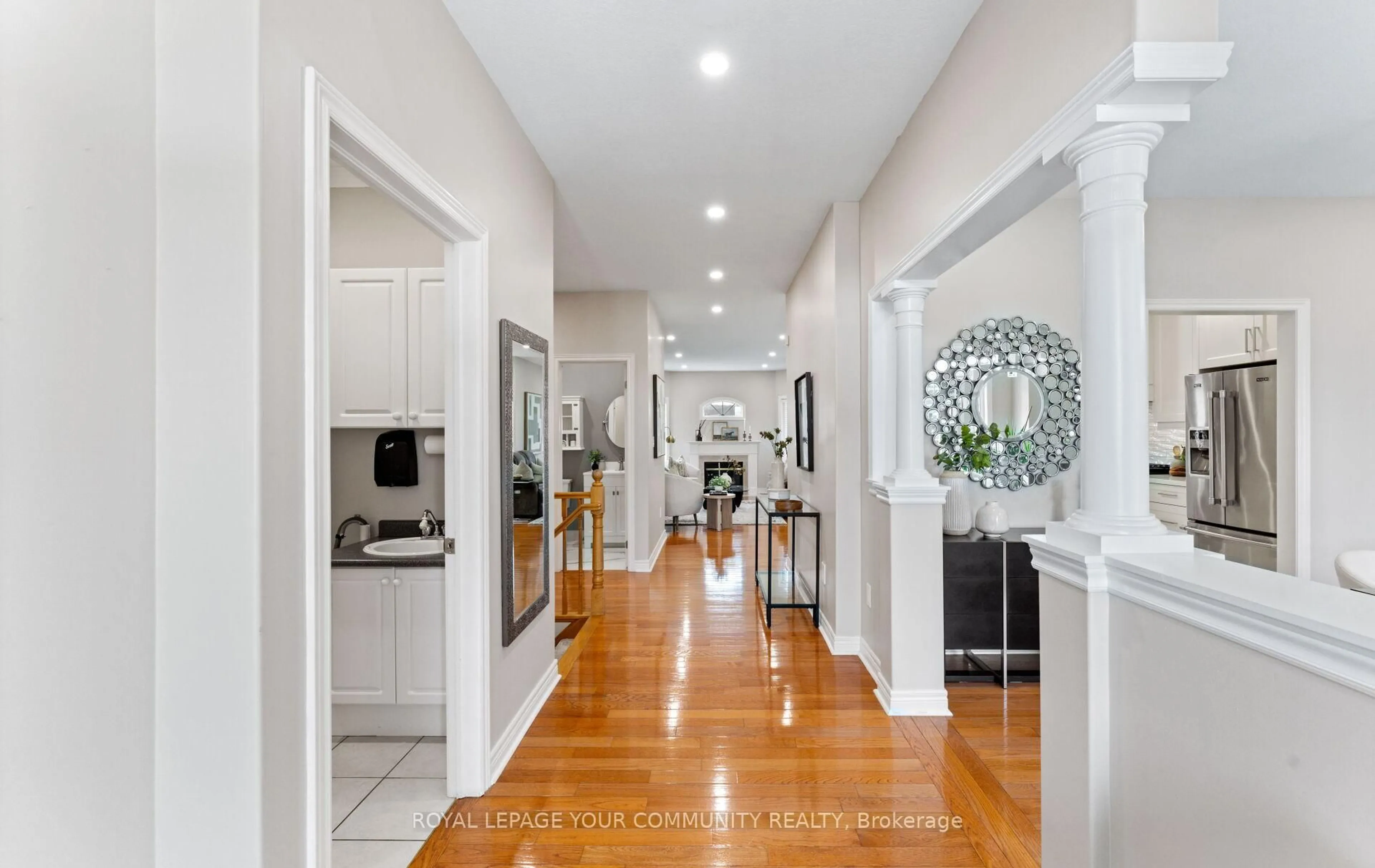 Indoor foyer for 1994 Thompson St, Innisfil Ontario L9S 4Z5