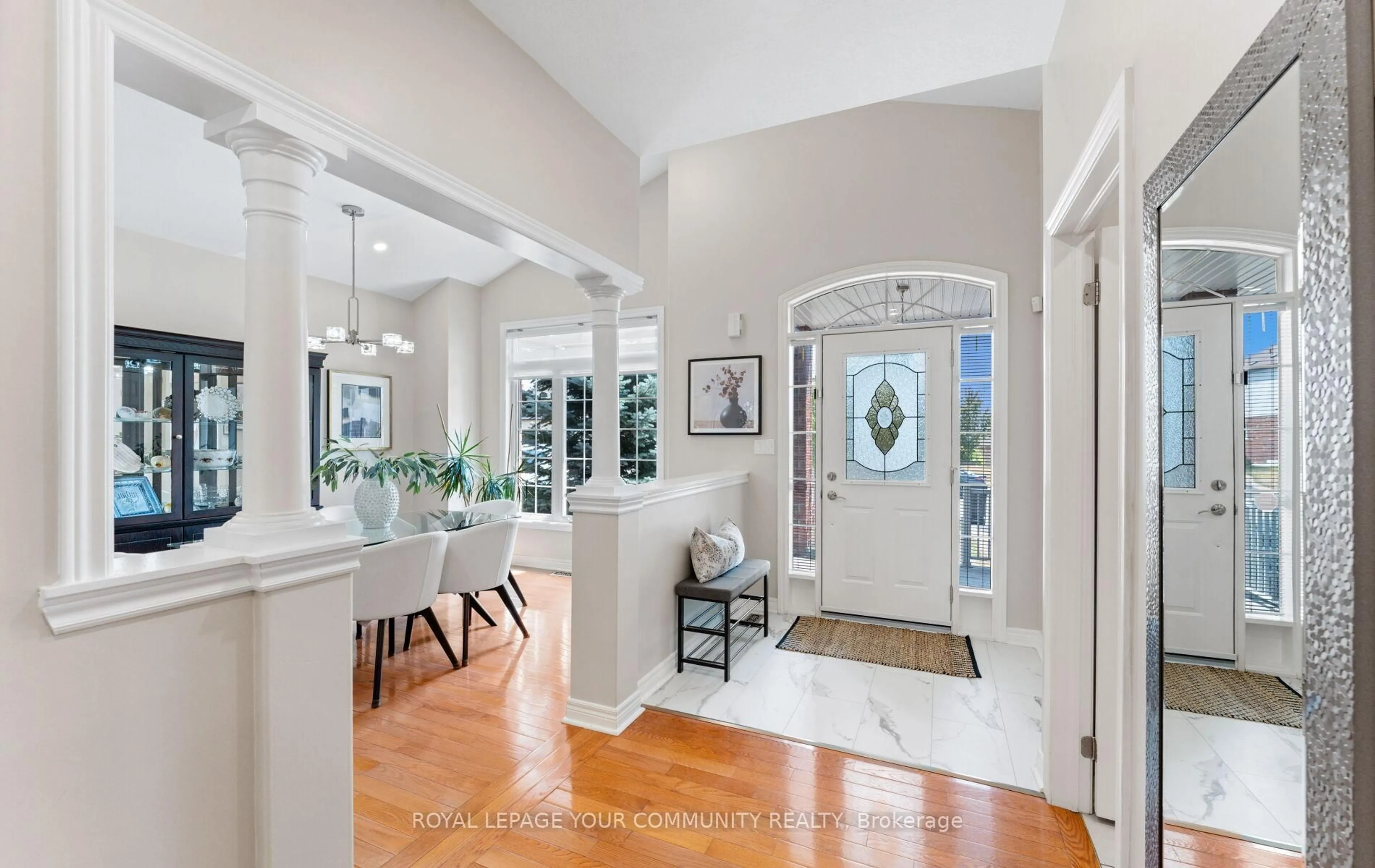Indoor entryway for 1994 Thompson St, Innisfil Ontario L9S 4Z5