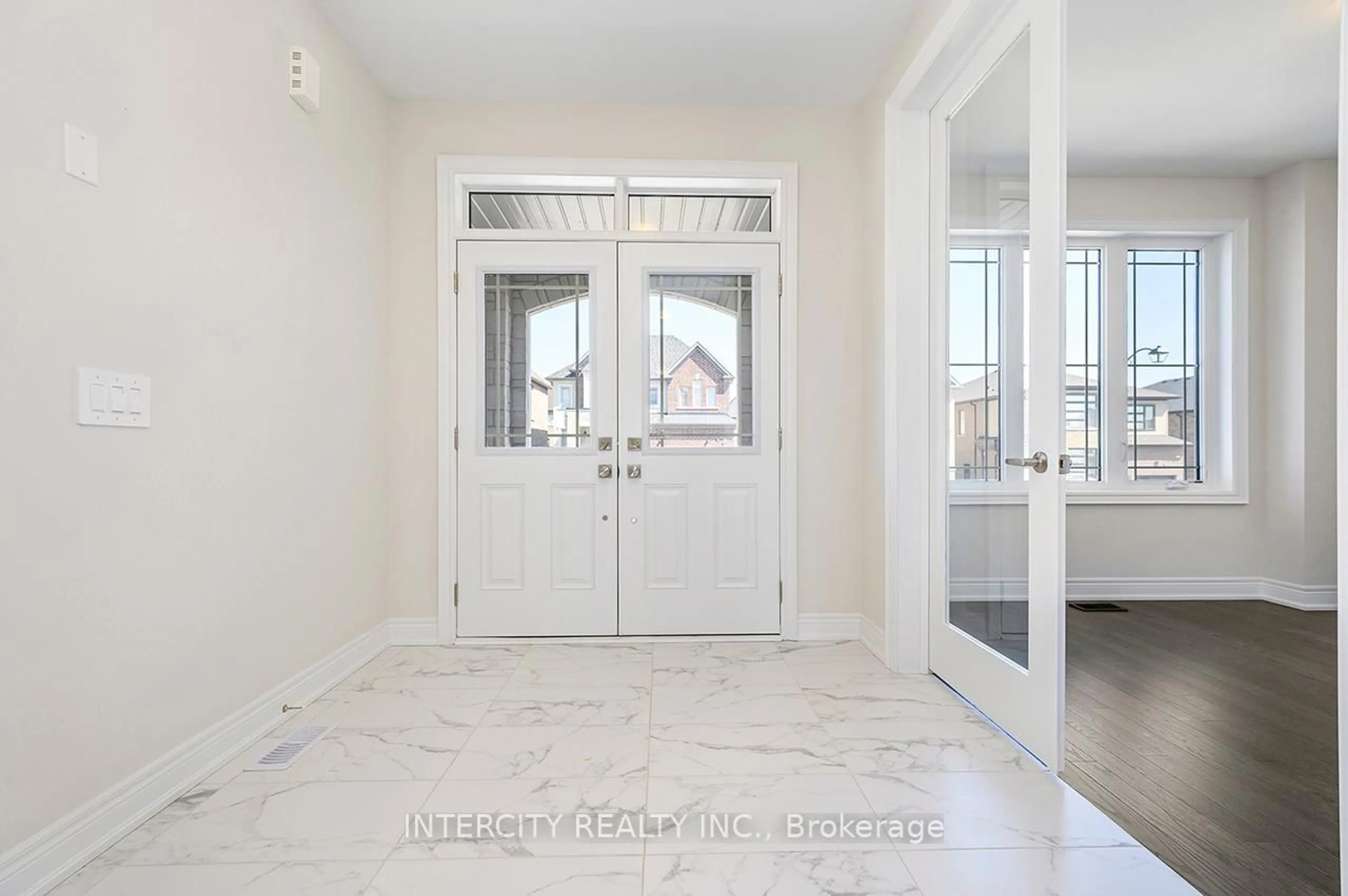 Indoor entryway for 43 Bostock Dr, Georgina Ontario L4P 0S5