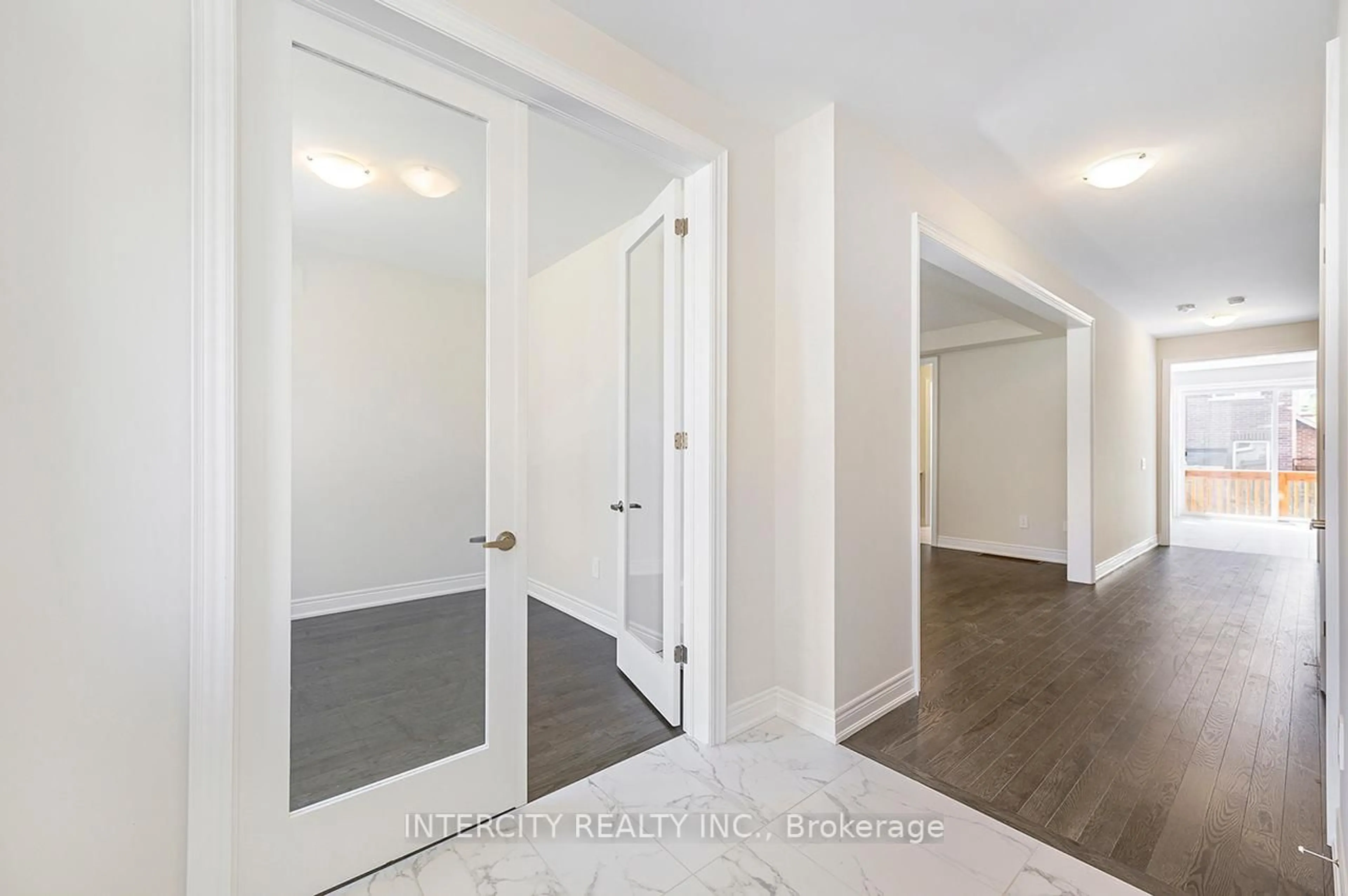 Indoor entryway for 43 Bostock Dr, Georgina Ontario L4P 0S5