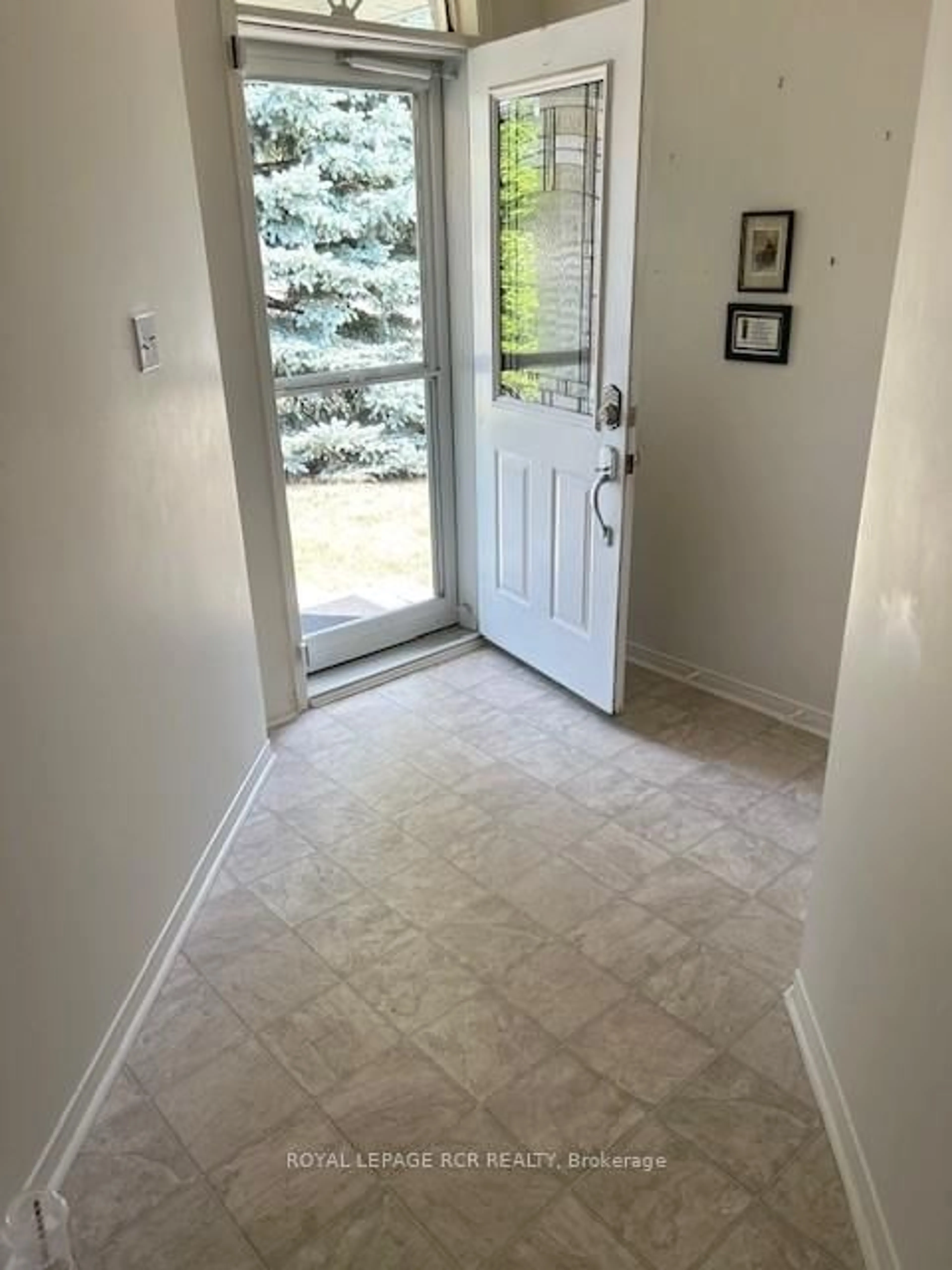 Indoor entryway for 1 Henderson Cres, New Tecumseth Ontario L9R 1Y3