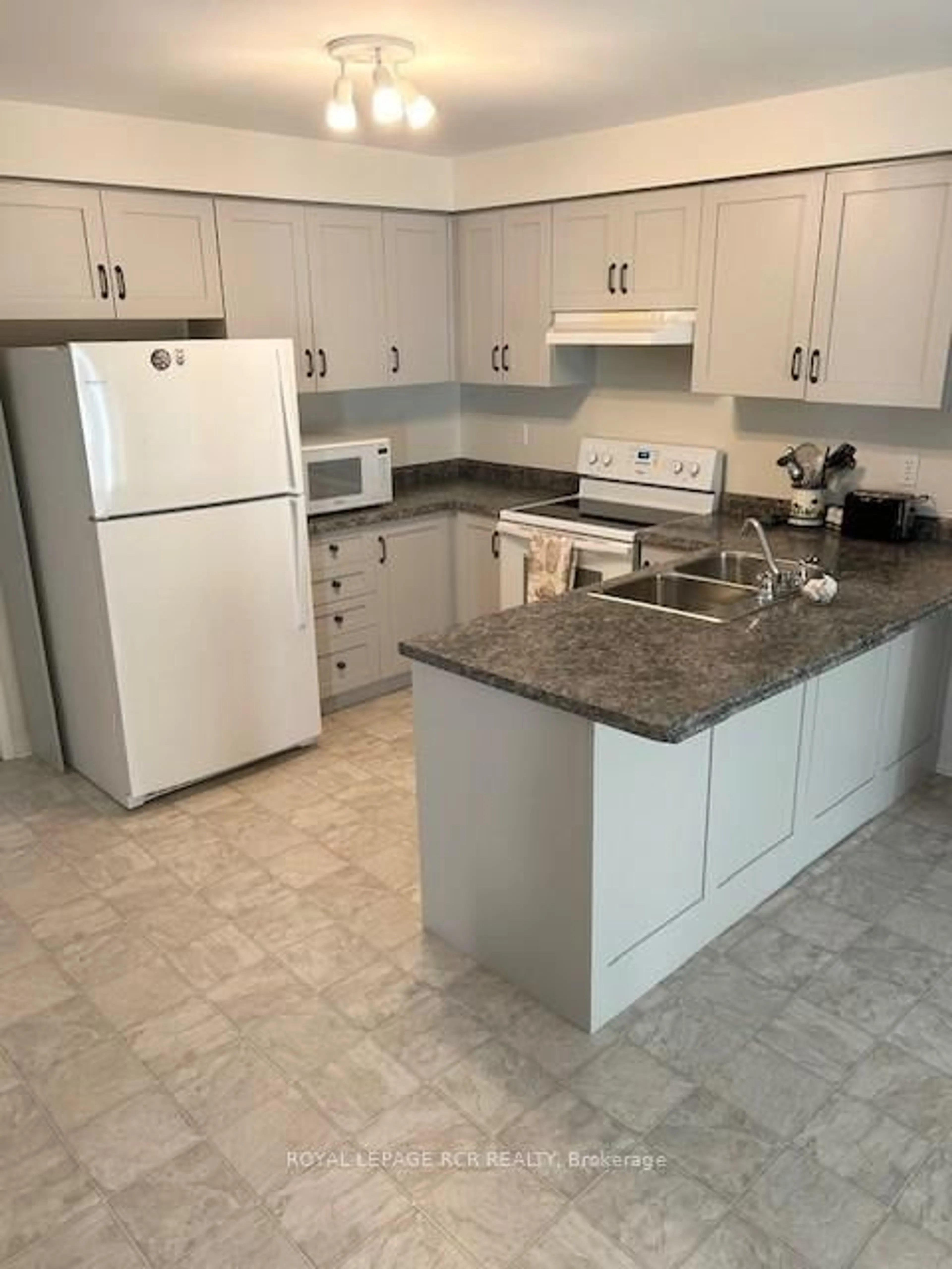 Standard kitchen, ceramic/tile floor for 1 Henderson Cres, New Tecumseth Ontario L9R 1Y3