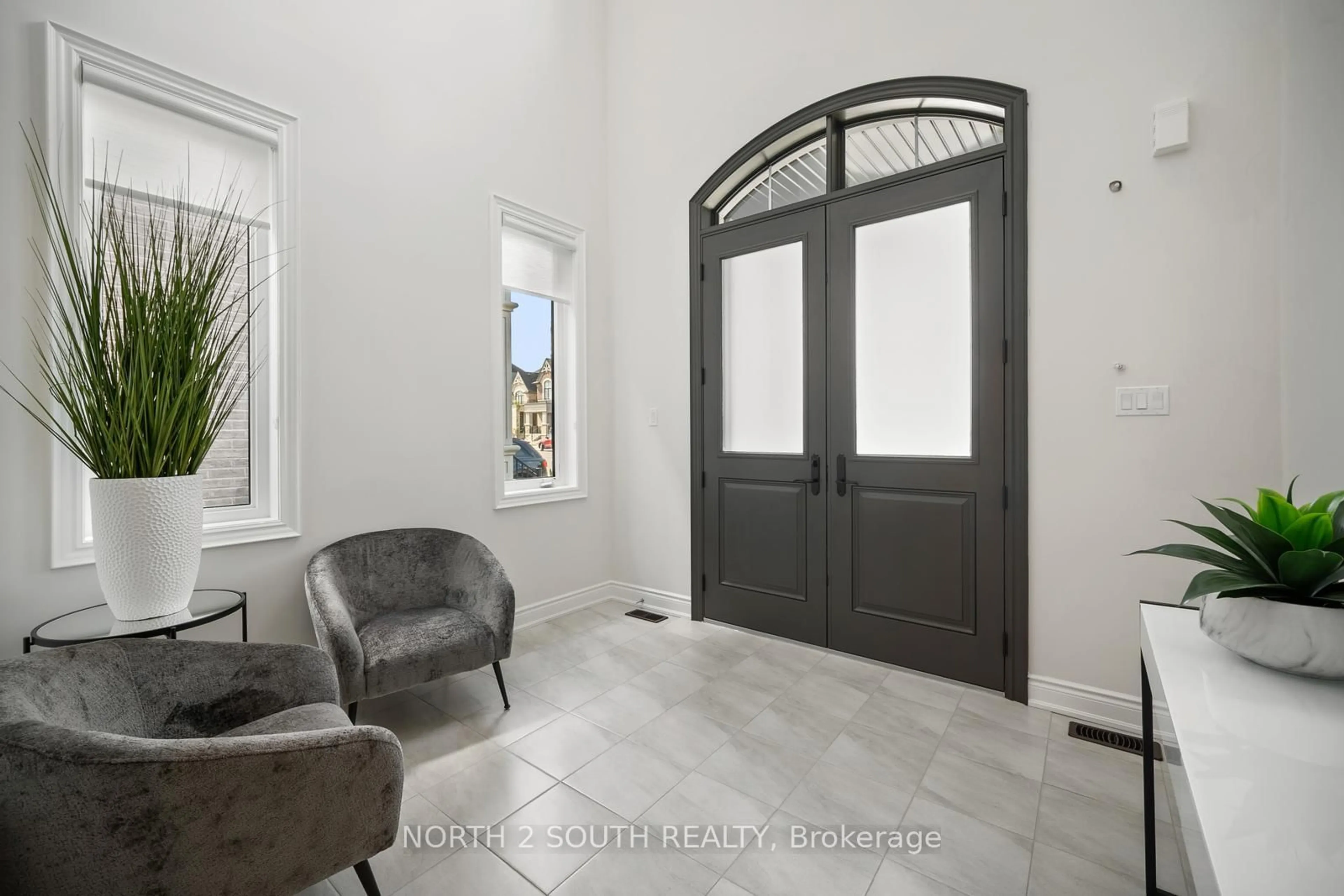 Indoor entryway for 25 Pine Heights Dr, Vaughan Ontario L4H 5C9