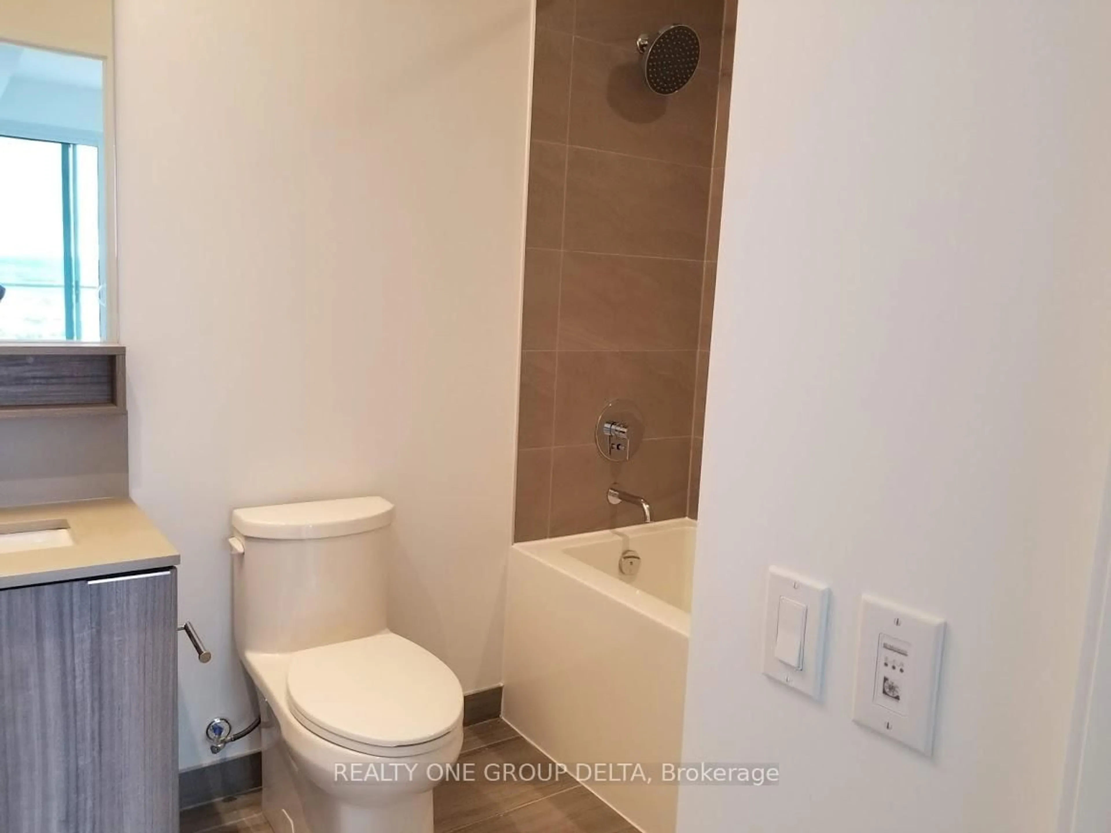 Standard bathroom, ceramic/tile floor for 898 Portage Pkwy #4002, Vaughan Ontario L4K 3Y8