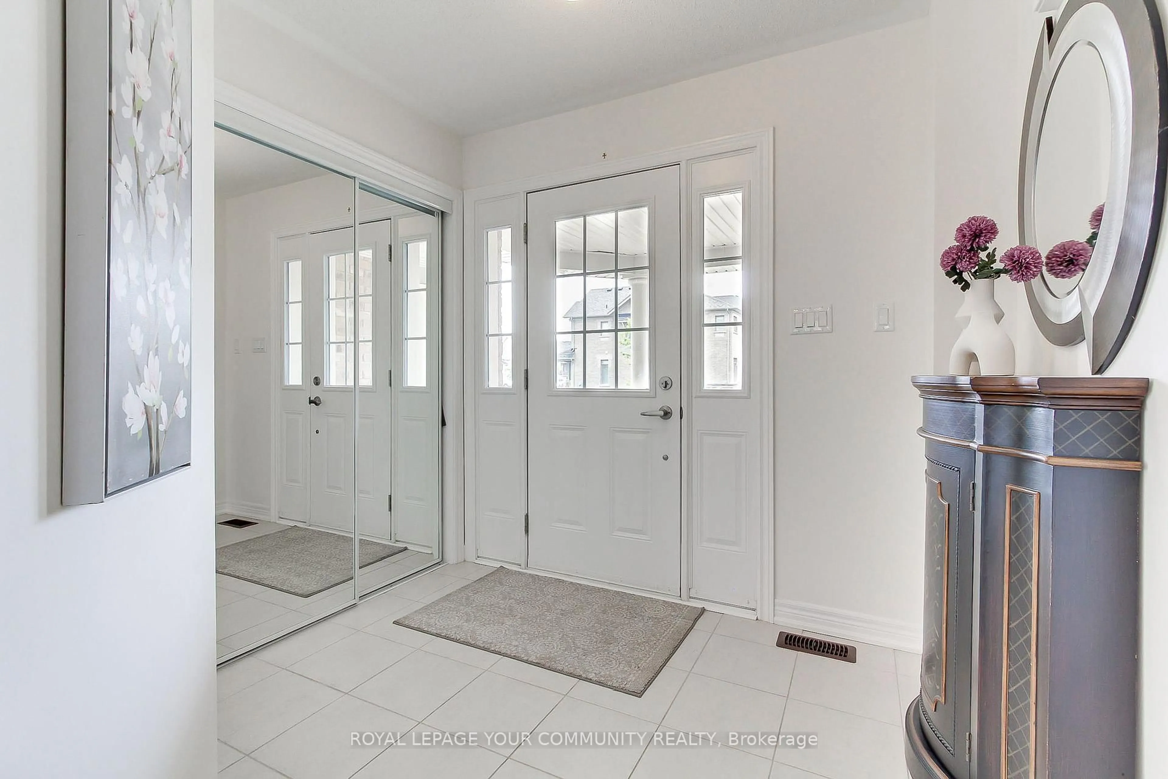 Indoor entryway for 16 Tomporowski Tr, New Tecumseth Ontario L9R 0T9