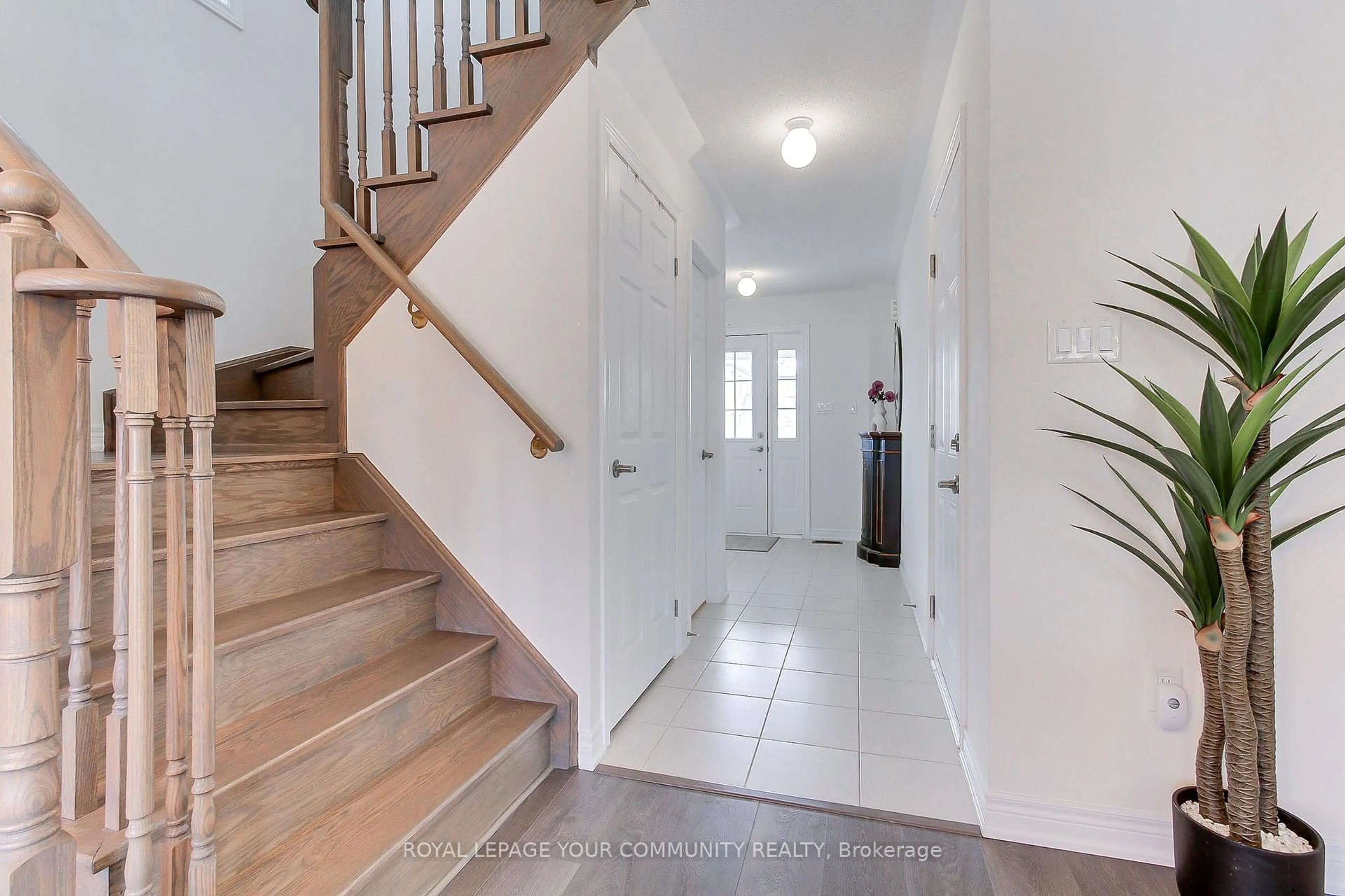 Indoor entryway for 16 Tomporowski Tr, New Tecumseth Ontario L9R 0T9