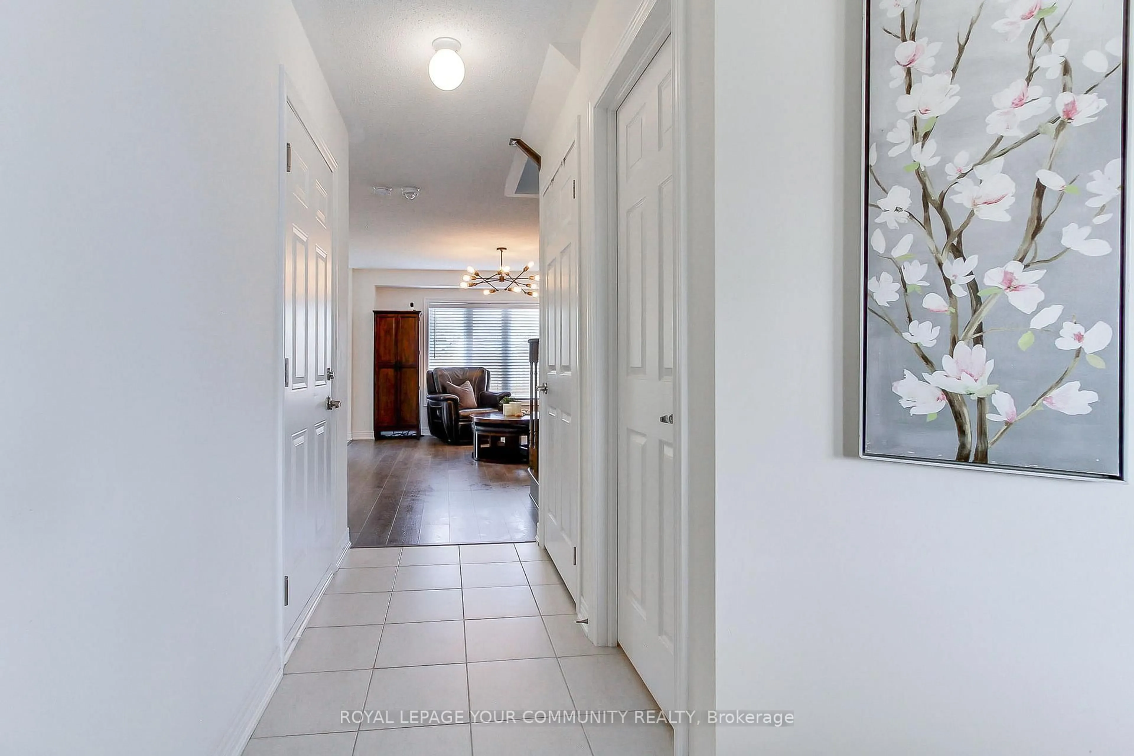 Indoor entryway for 16 Tomporowski Tr, New Tecumseth Ontario L9R 0T9
