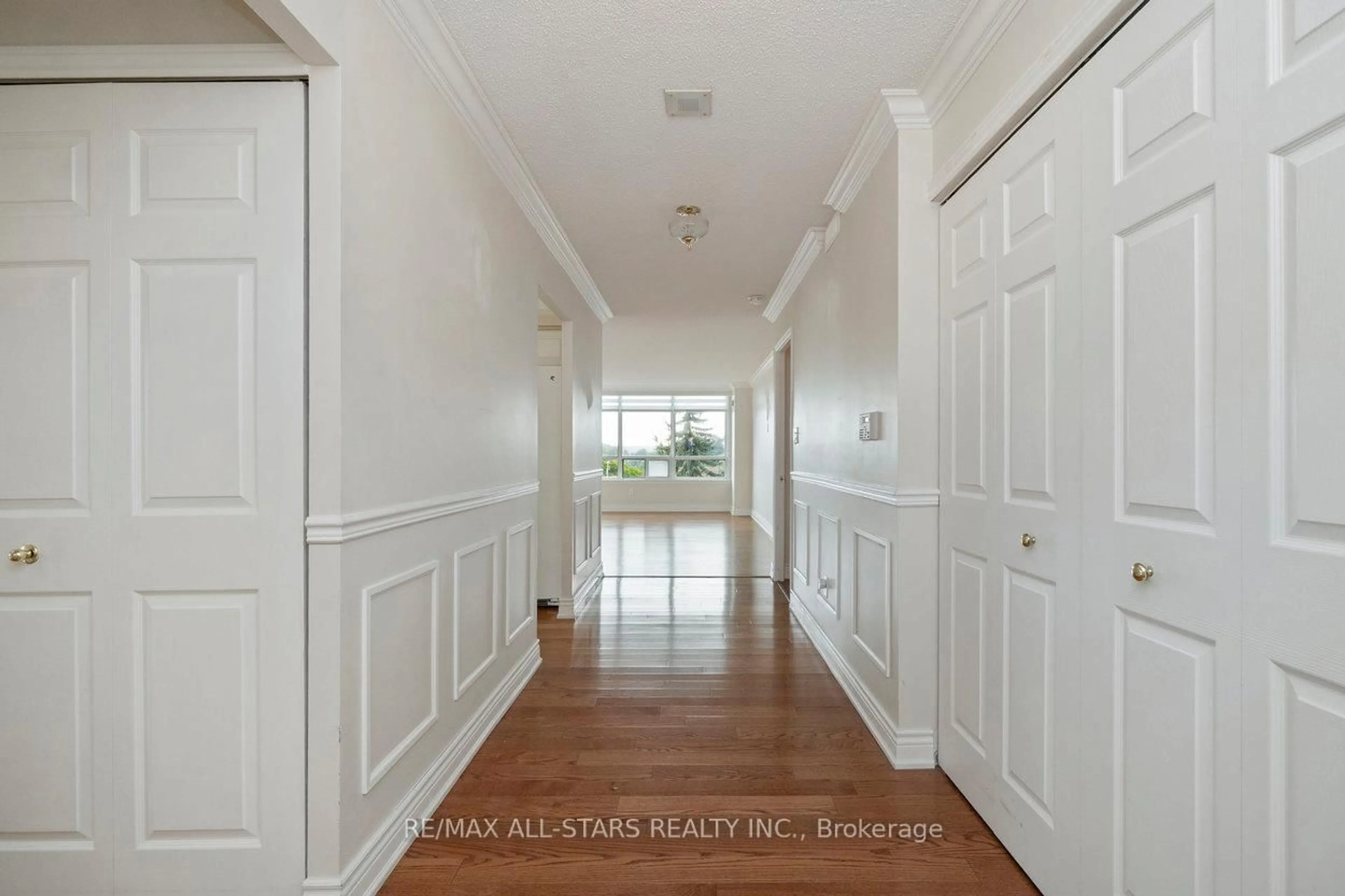 Indoor foyer for 610 Bullock Dr #404, Markham Ontario L3R 0G1