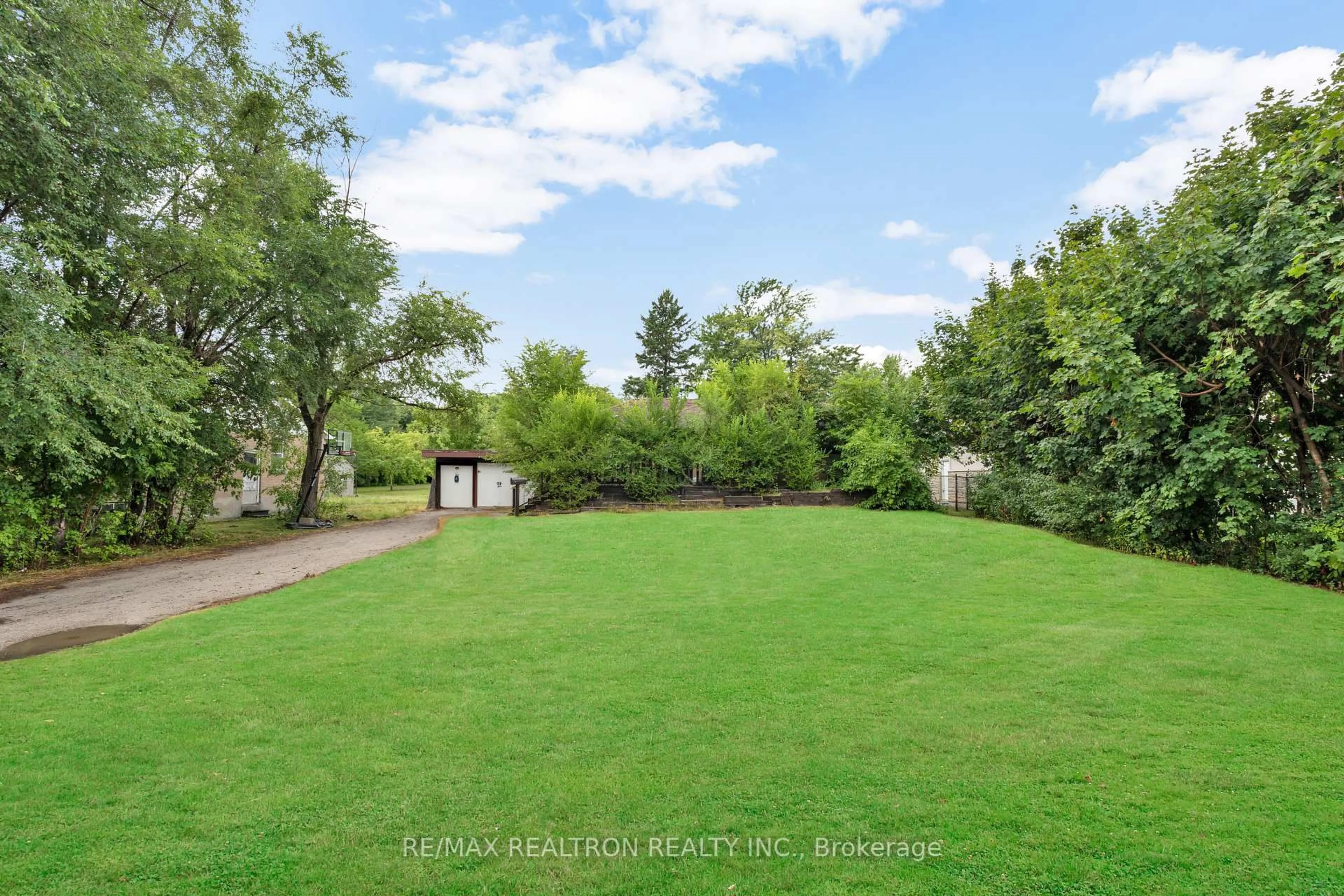 A pic from outside/outdoor area/front of a property/back of a property/a pic from drone, unknown for 172 Duncan Rd, Richmond Hill Ontario L4C 6J8