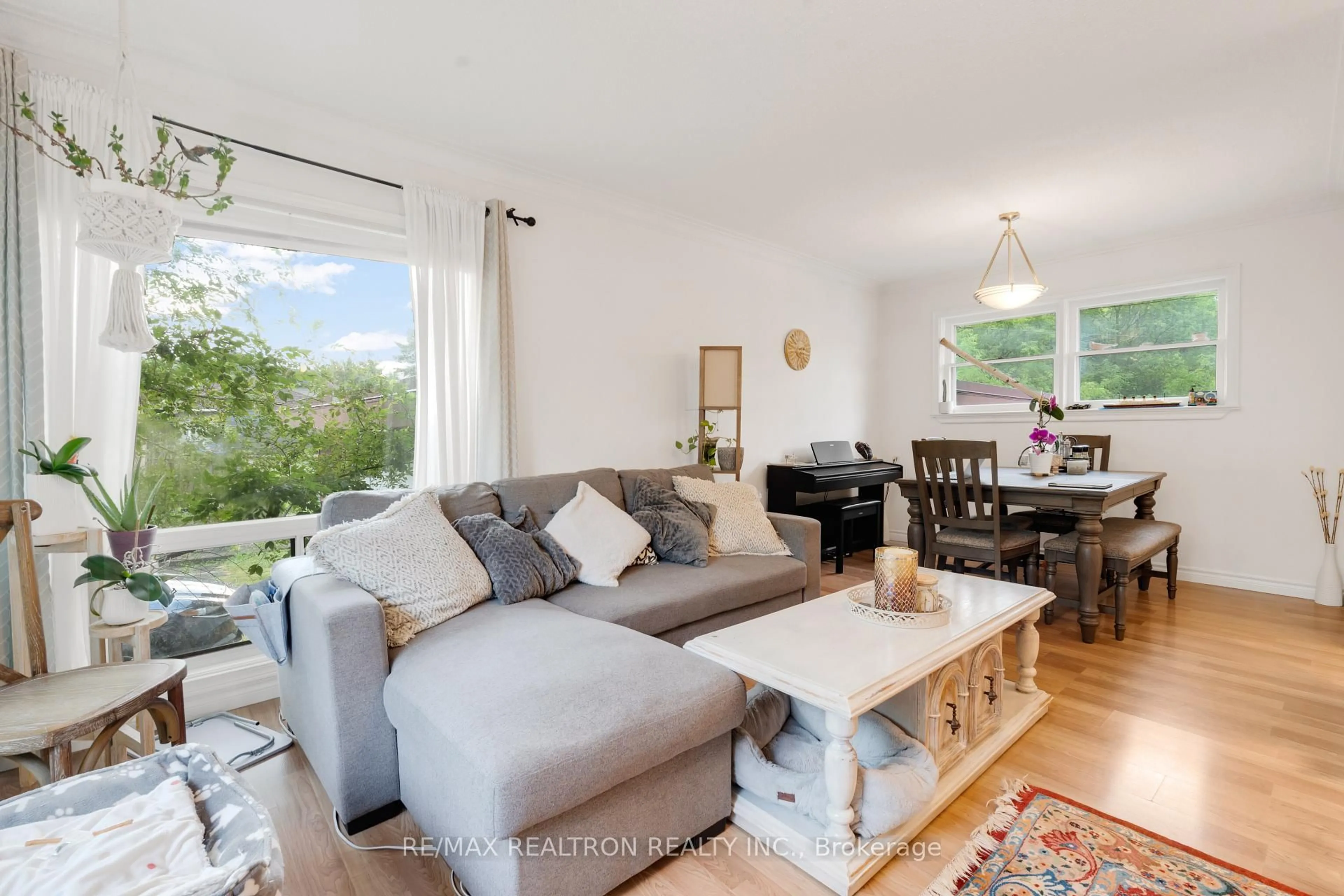 Living room with furniture, wood/laminate floor for 172 Duncan Rd, Richmond Hill Ontario L4C 6J8
