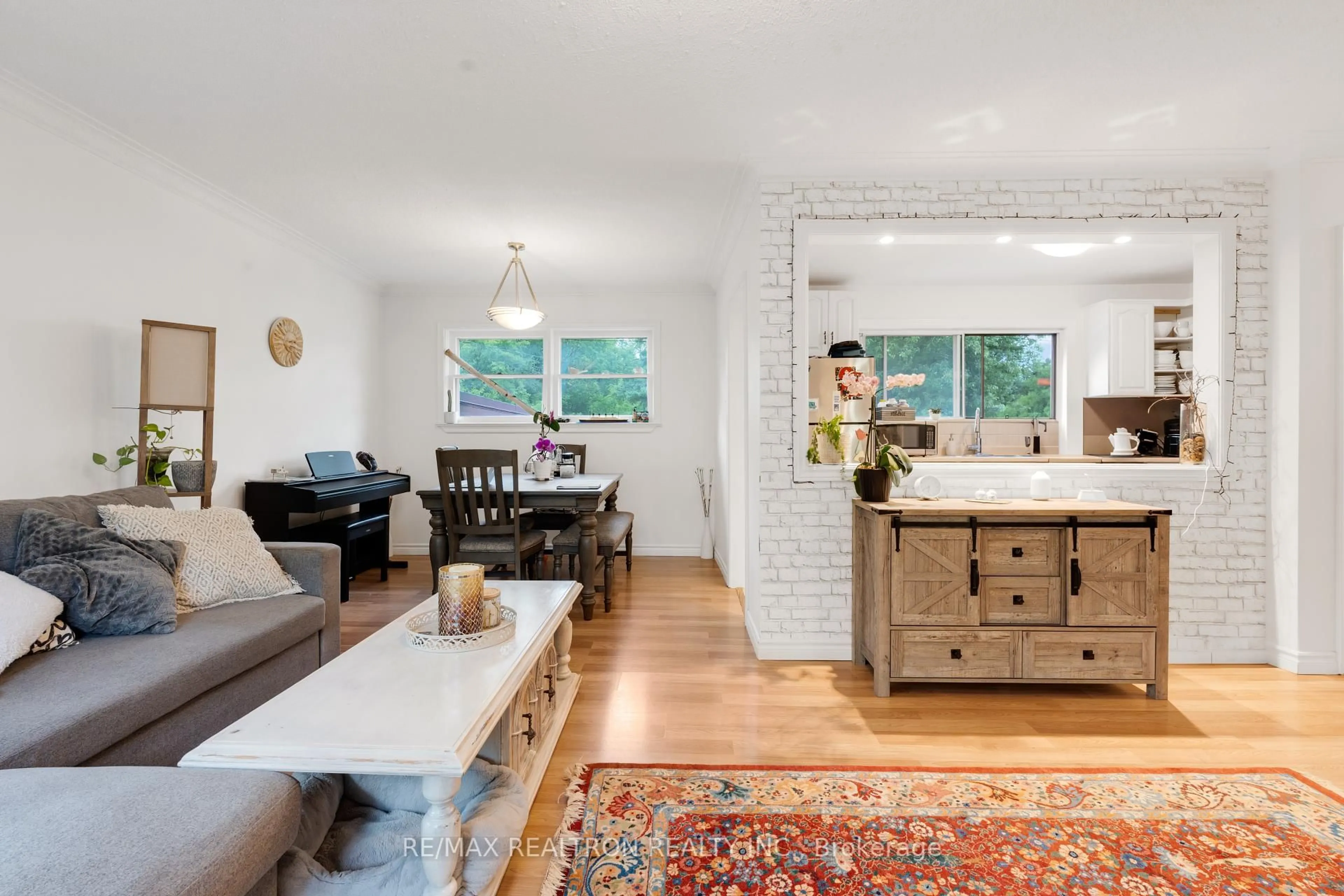Living room with furniture, unknown for 172 Duncan Rd, Richmond Hill Ontario L4C 6J8