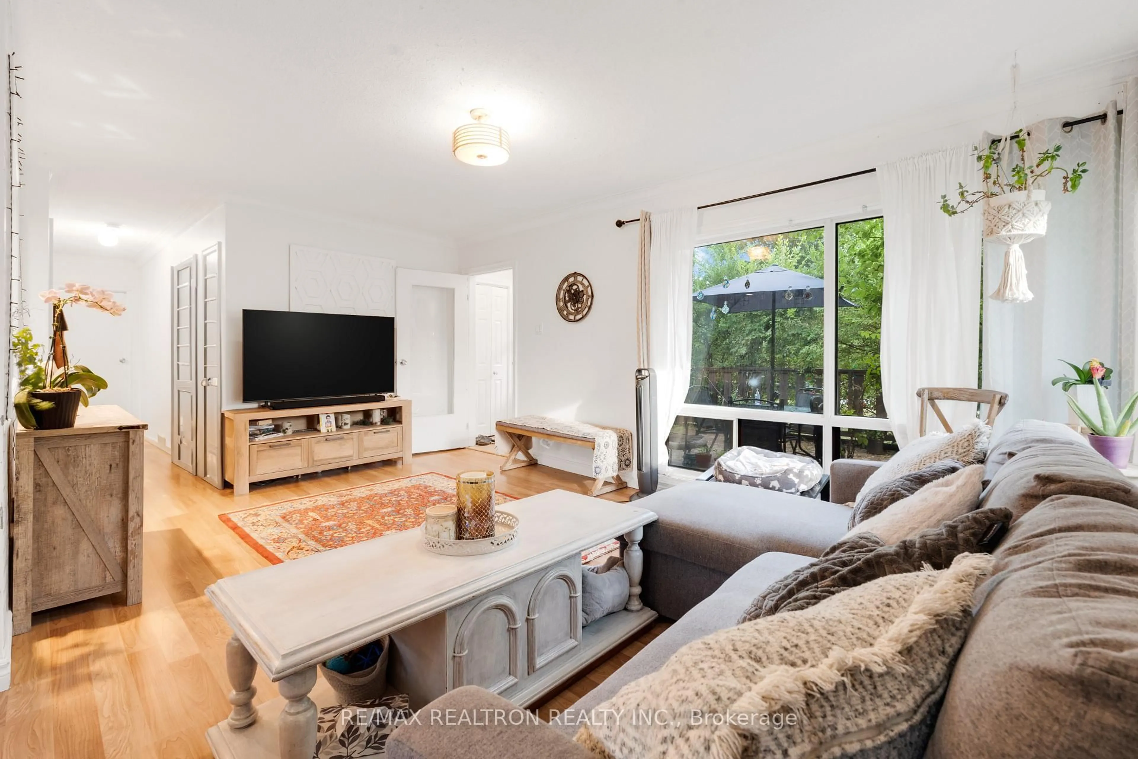 Living room with furniture, unknown for 172 Duncan Rd, Richmond Hill Ontario L4C 6J8