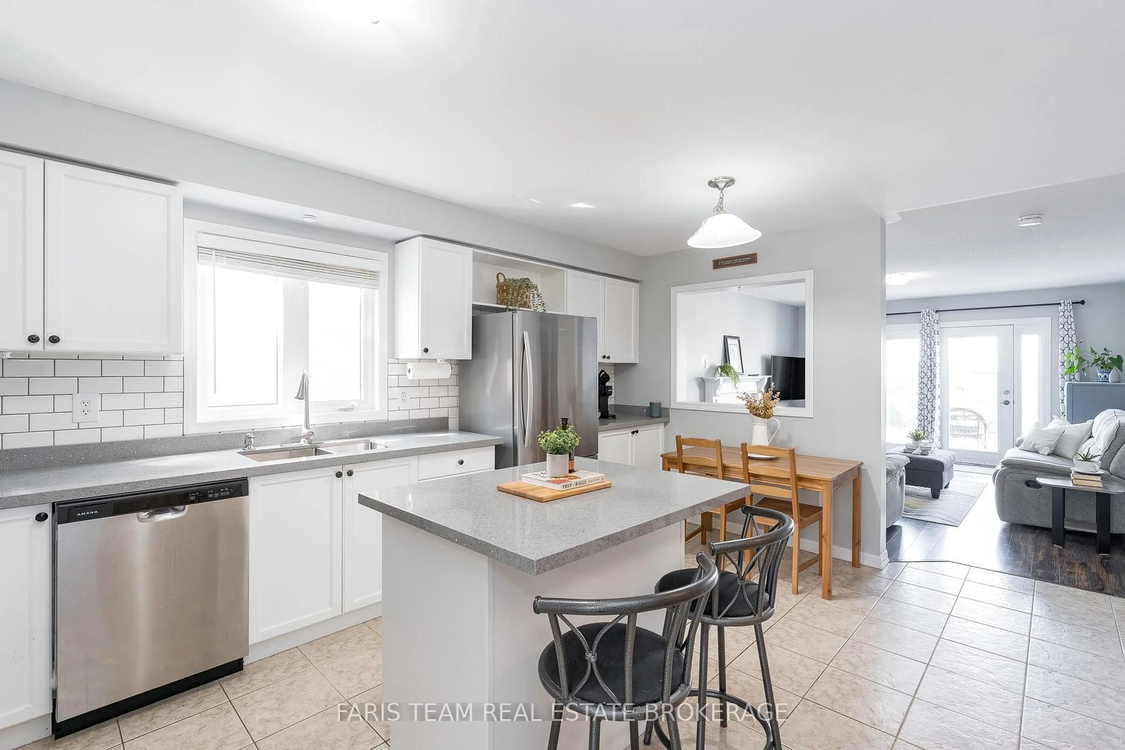 Open concept kitchen, ceramic/tile floor for 4 Callander Cres, New Tecumseth Ontario L9R 0B3