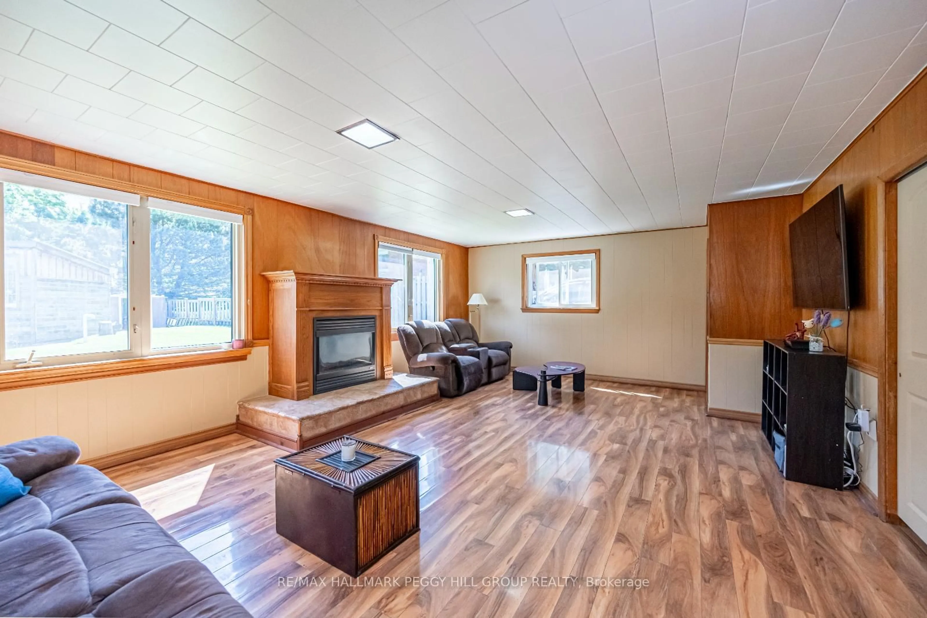 Living room with furniture, wood/laminate floor for 2139 Adjala-Tecumseth Townline, New Tecumseth Ontario L0G 1W0