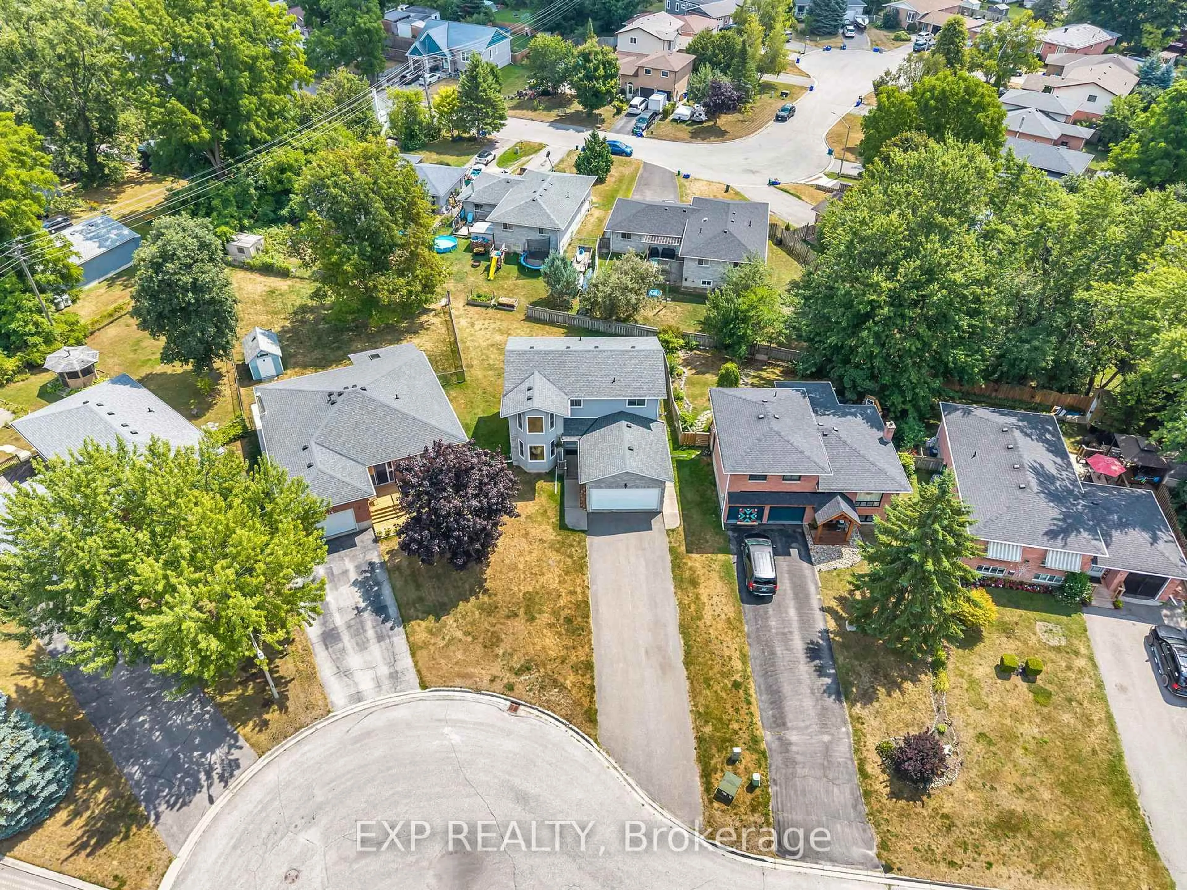 A pic from outside/outdoor area/front of a property/back of a property/a pic from drone, street for 11 Justin Crt, Georgina Ontario L0E 1R0