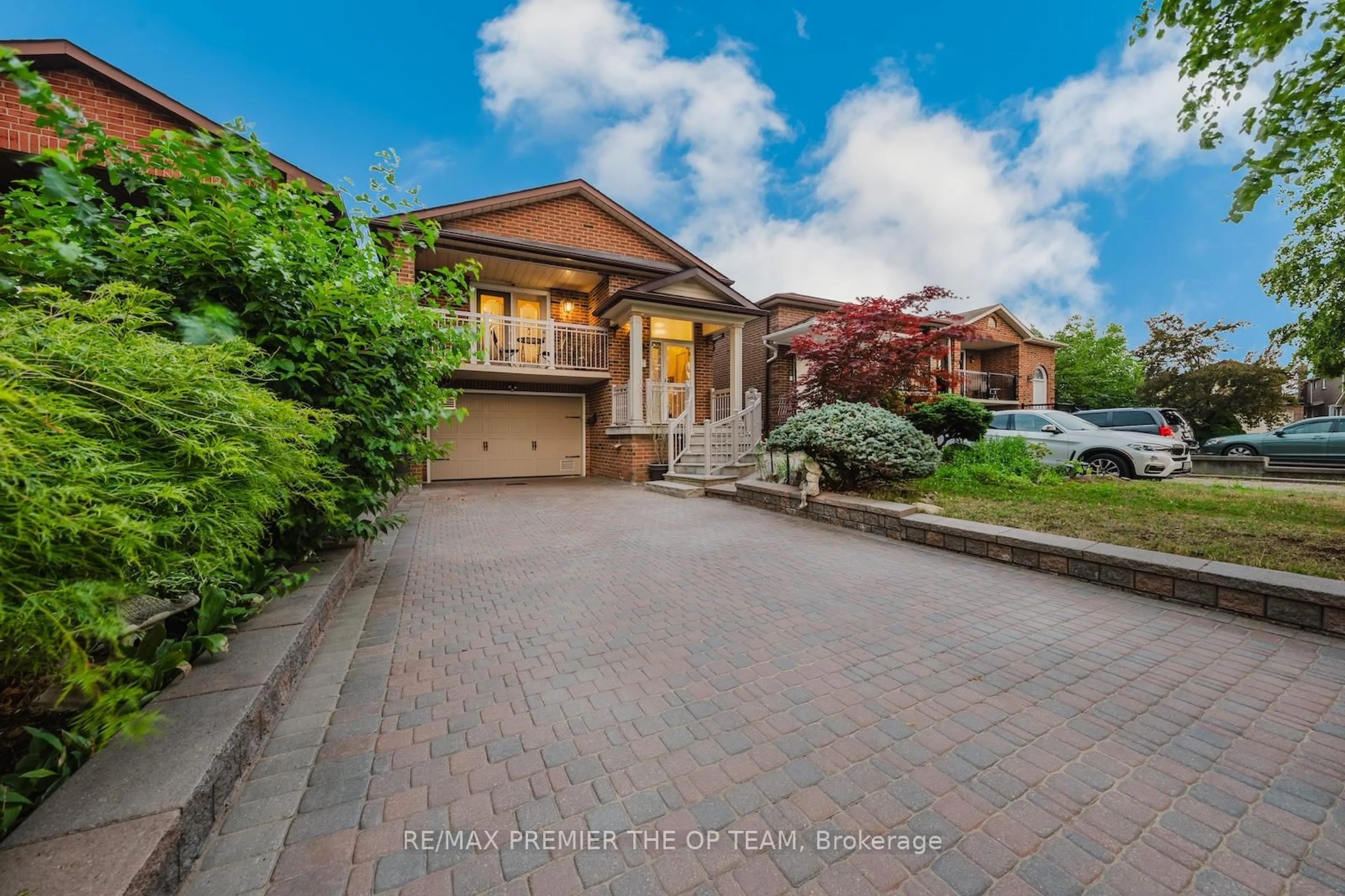 A pic from outside/outdoor area/front of a property/back of a property/a pic from drone, street for 11 Imperial Crt, Vaughan Ontario L4L 3T9