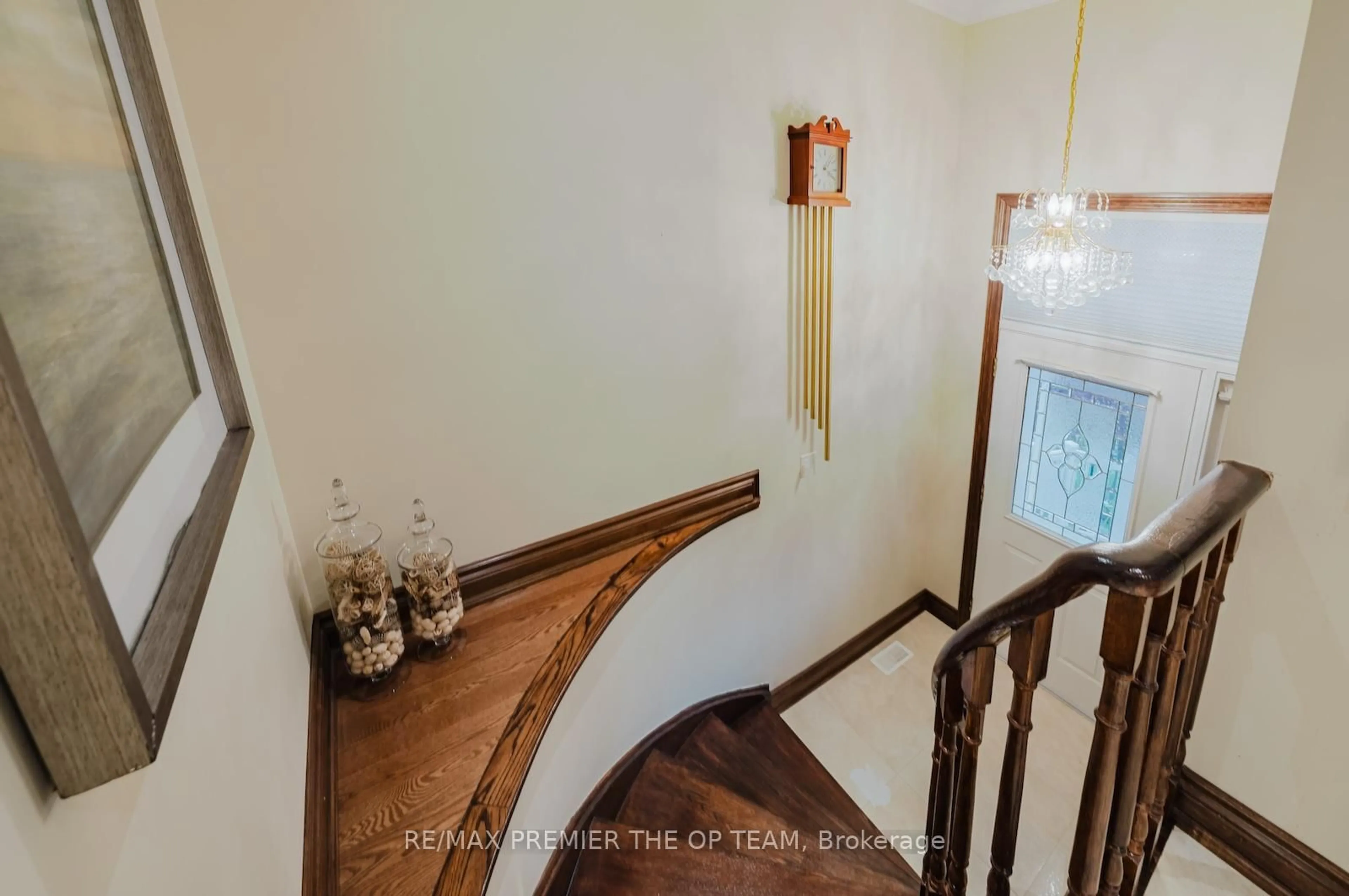 Indoor foyer for 11 Imperial Crt, Vaughan Ontario L4L 3T9