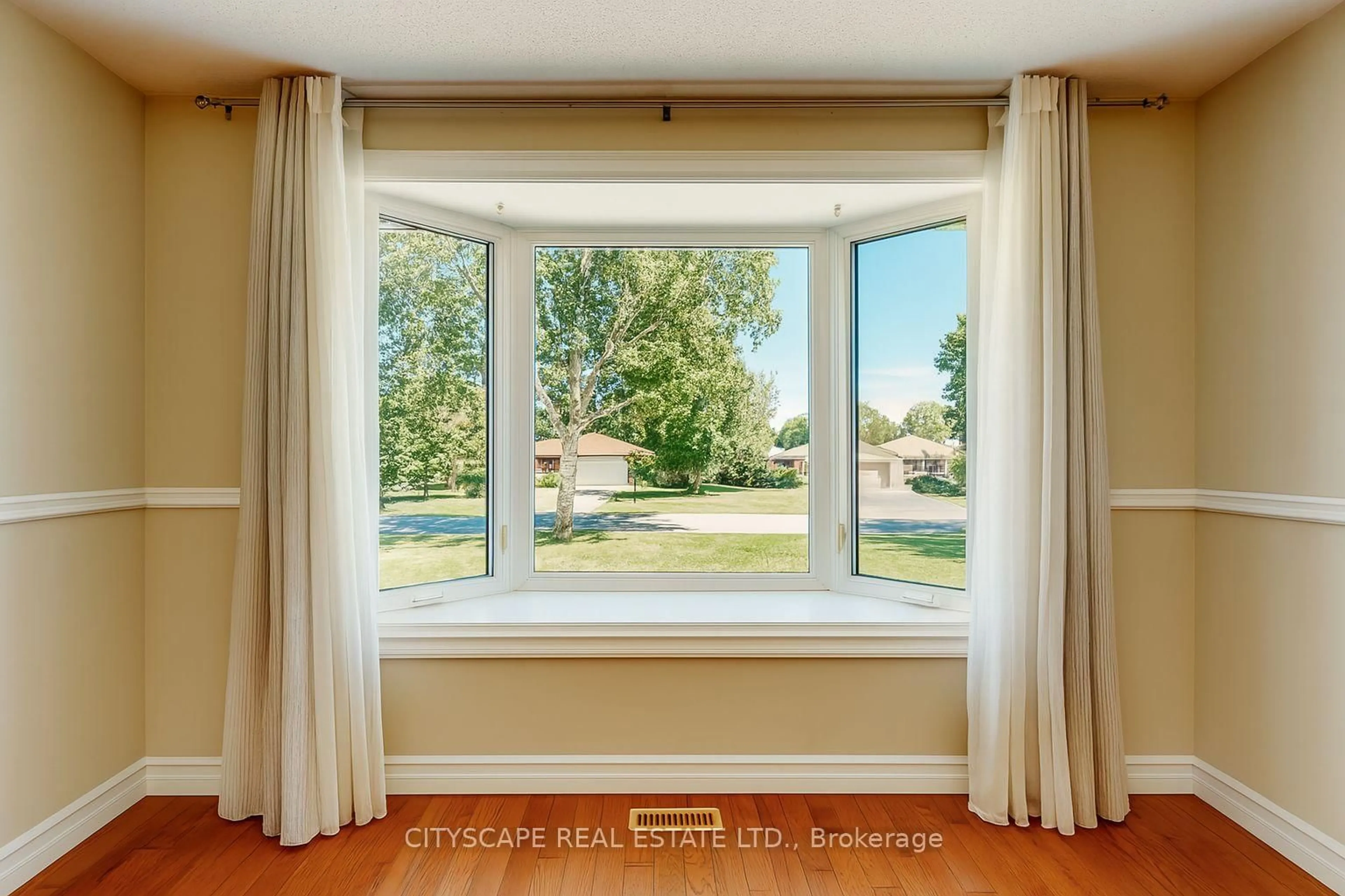A pic of a room for 65 Riverglen Dr, Georgina Ontario L4P 3K7