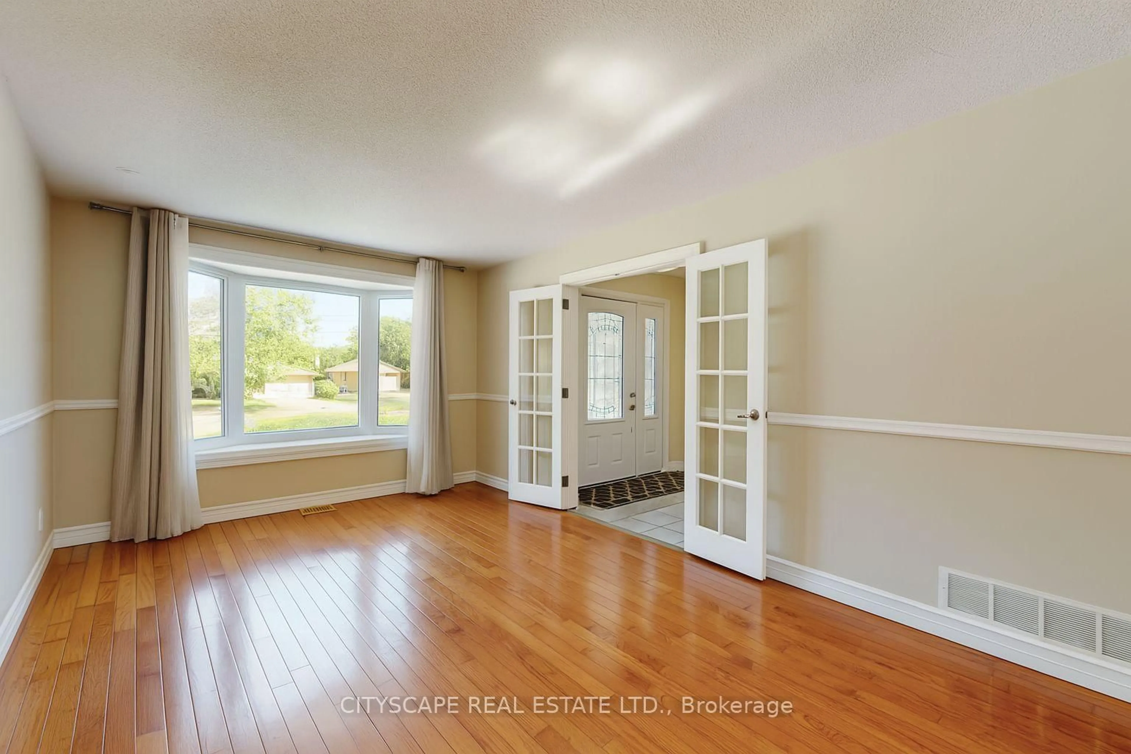 Unknown for 65 Riverglen Dr, Georgina Ontario L4P 3K7