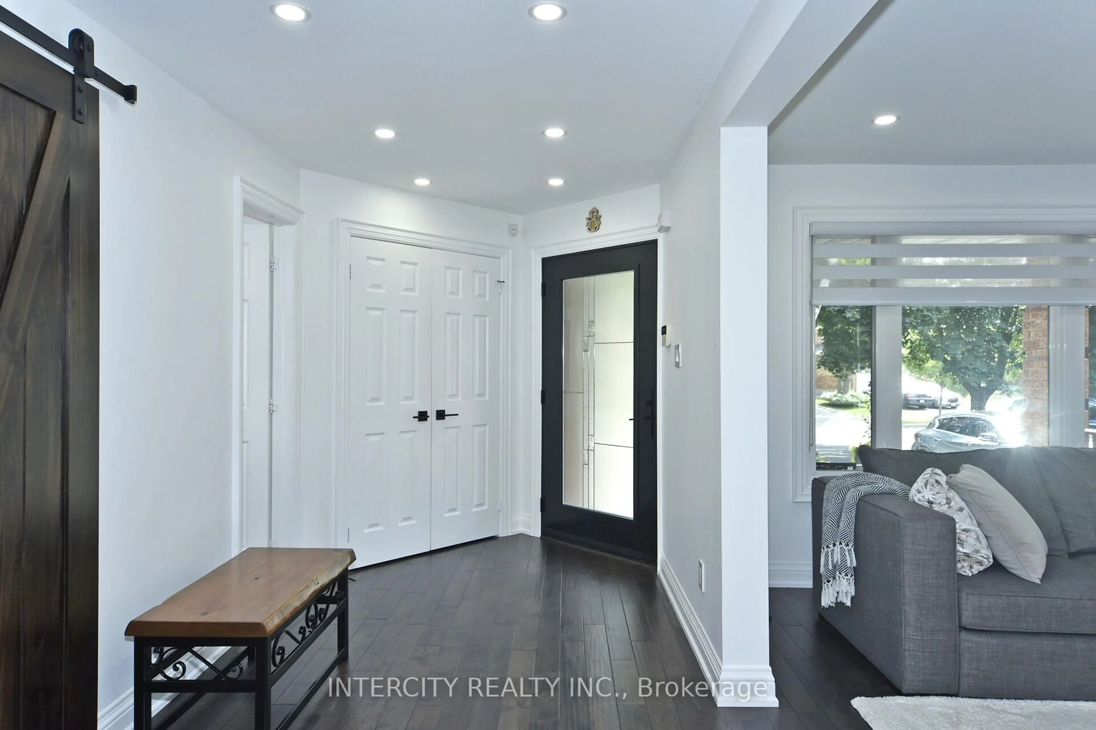 Indoor entryway for 137 Largo Cres, Vaughan Ontario L6A 1N1