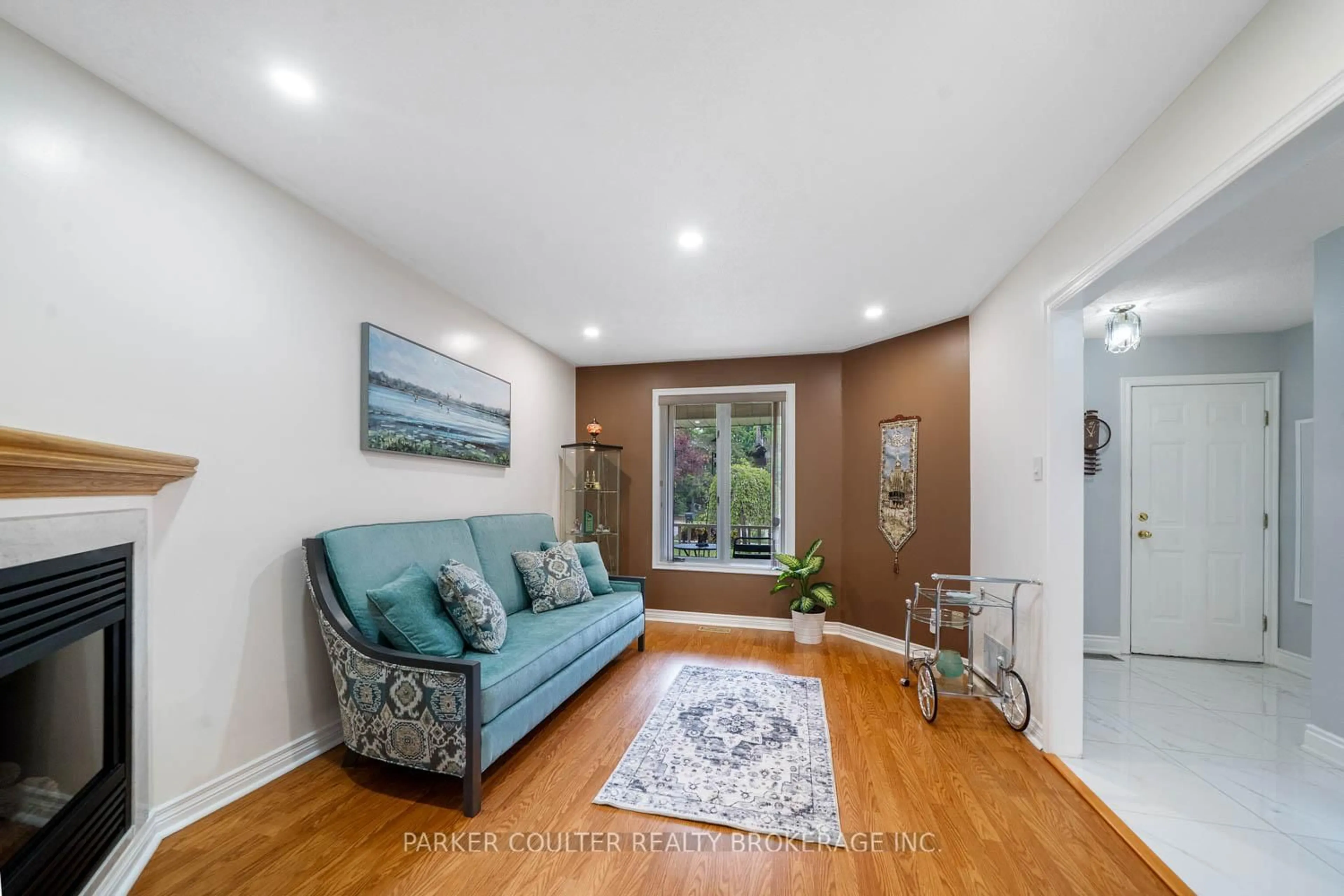 Living room with furniture, unknown for 135 Victoria St, New Tecumseth Ontario L9R 1G7