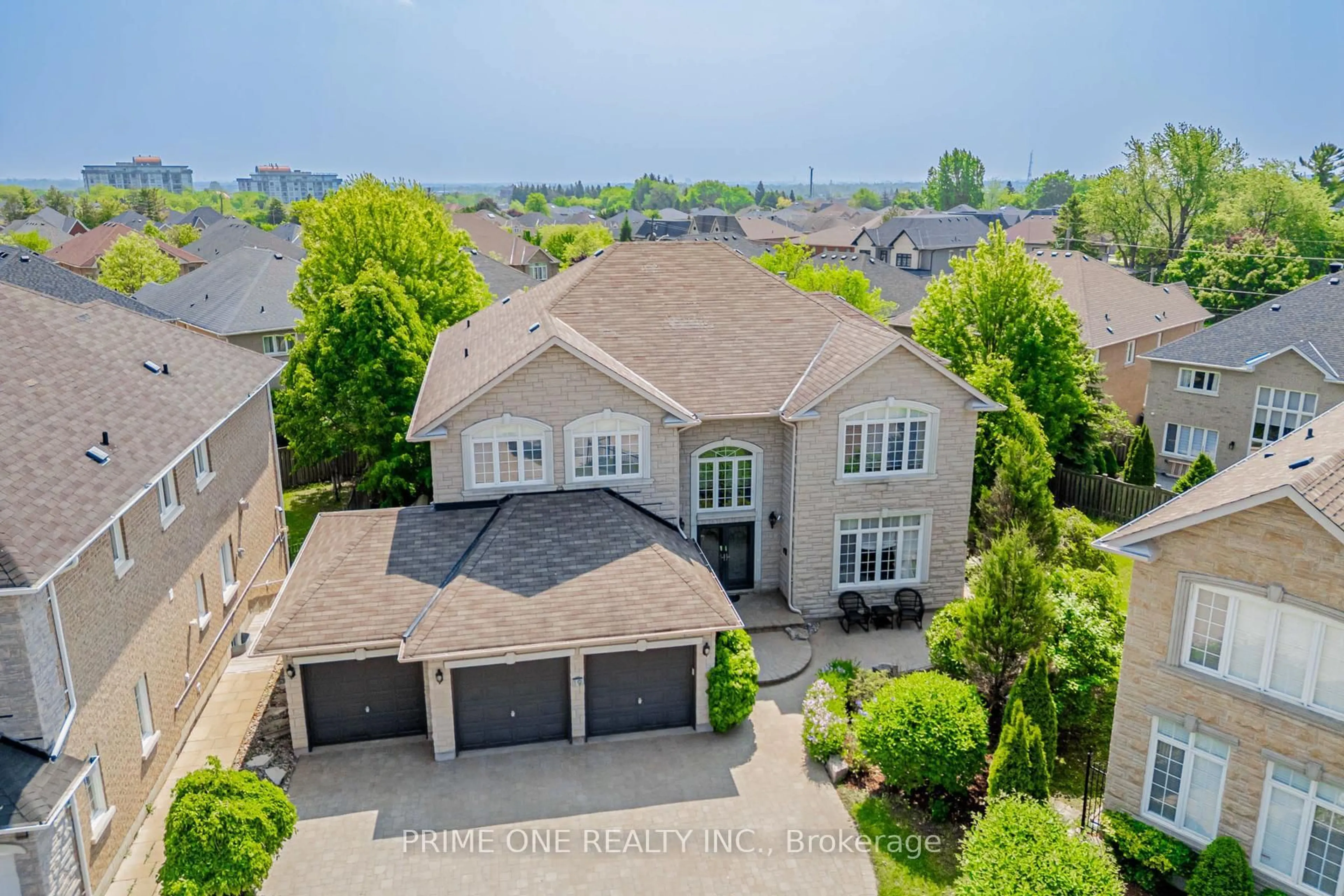 A pic from outside/outdoor area/front of a property/back of a property/a pic from drone, street for 19 Ridgestone Dr, Richmond Hill Ontario L4S 0A4
