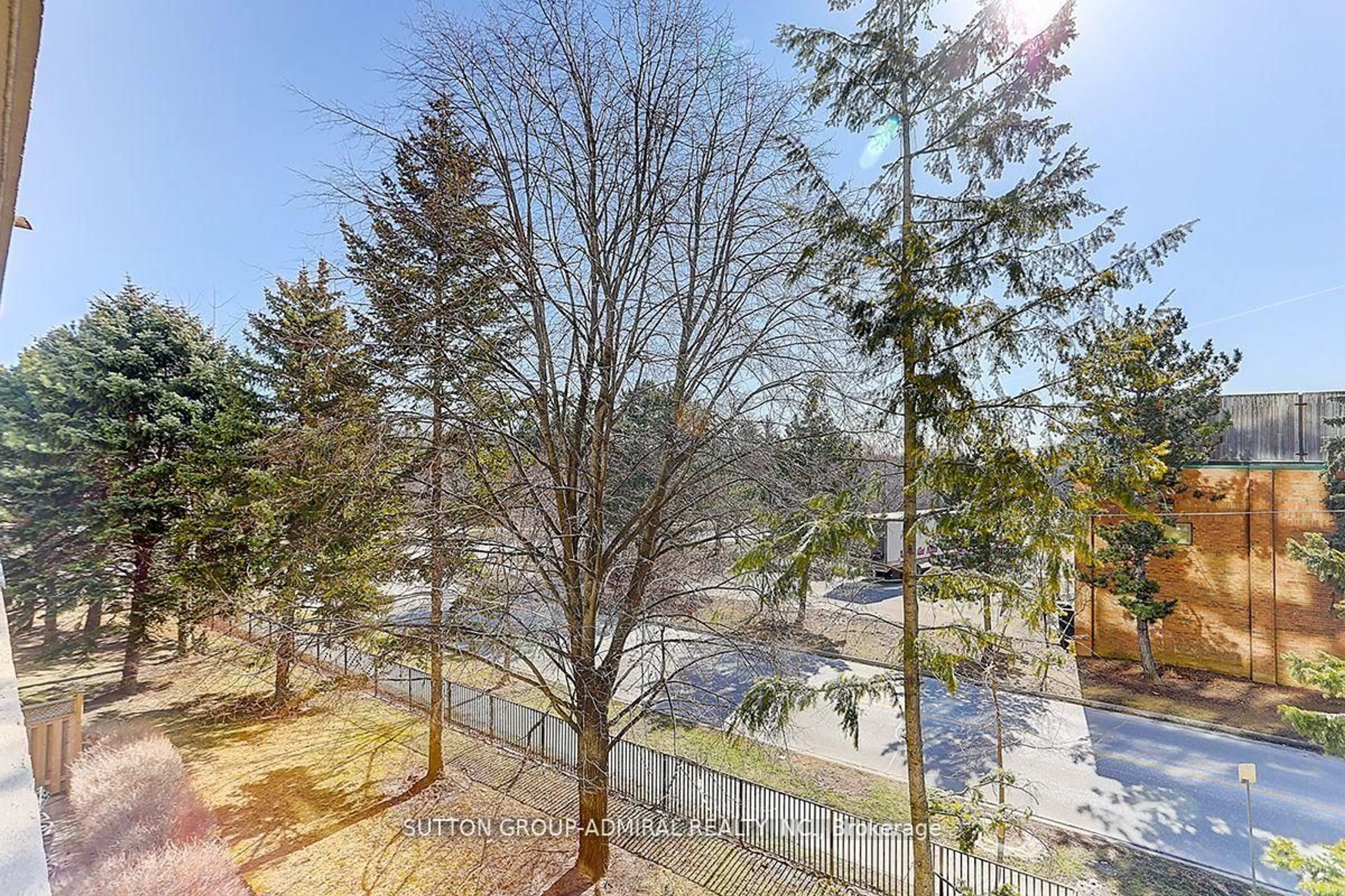 A pic from outside/outdoor area/front of a property/back of a property/a pic from drone, forest/trees view for 32 CLARISSA Dr #PH27, Richmond Hill Ontario L4C 9R7