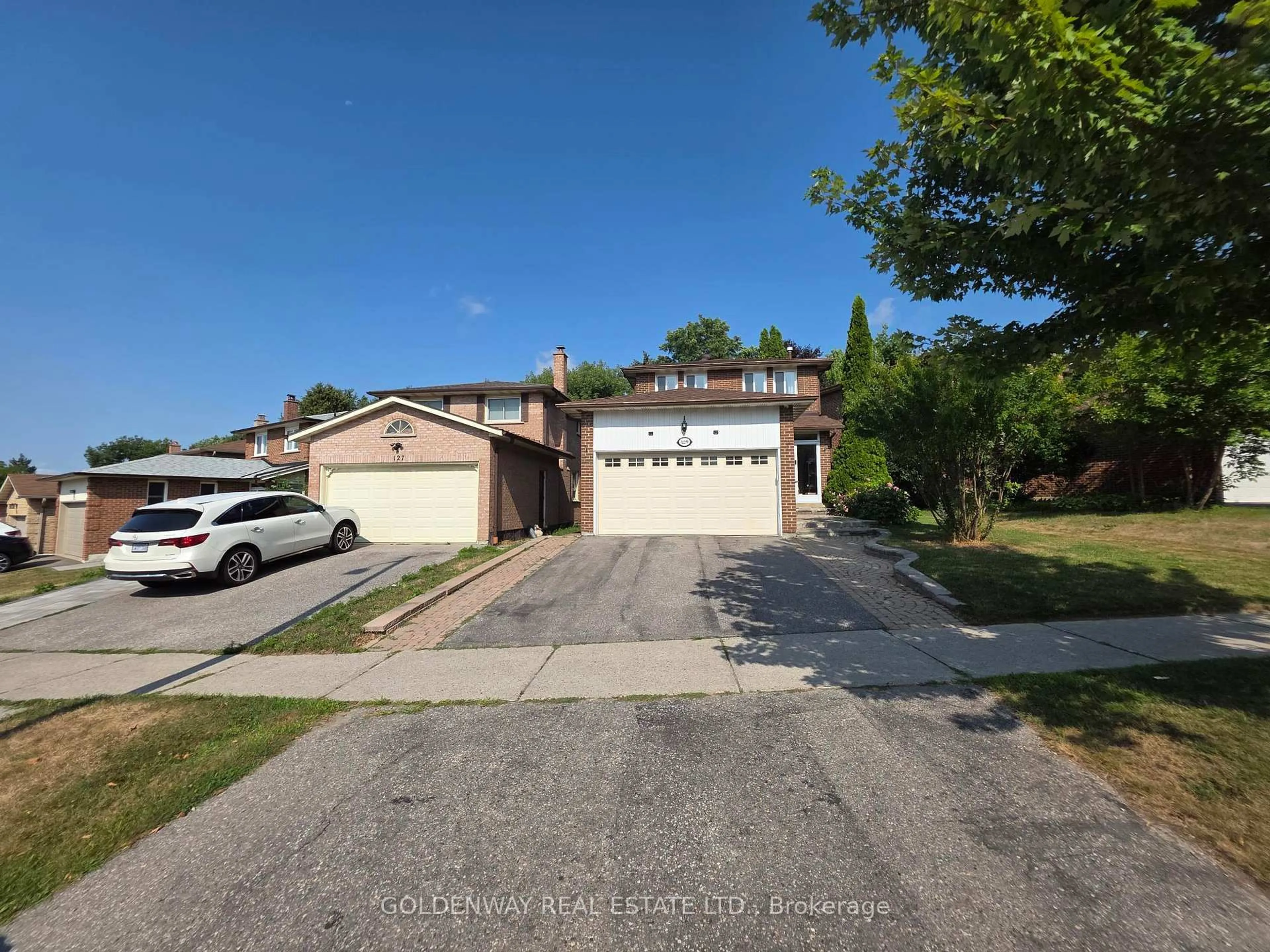 A pic from outside/outdoor area/front of a property/back of a property/a pic from drone, street for 129 Major Buttons Dr, Markham Ontario L3P 3X7