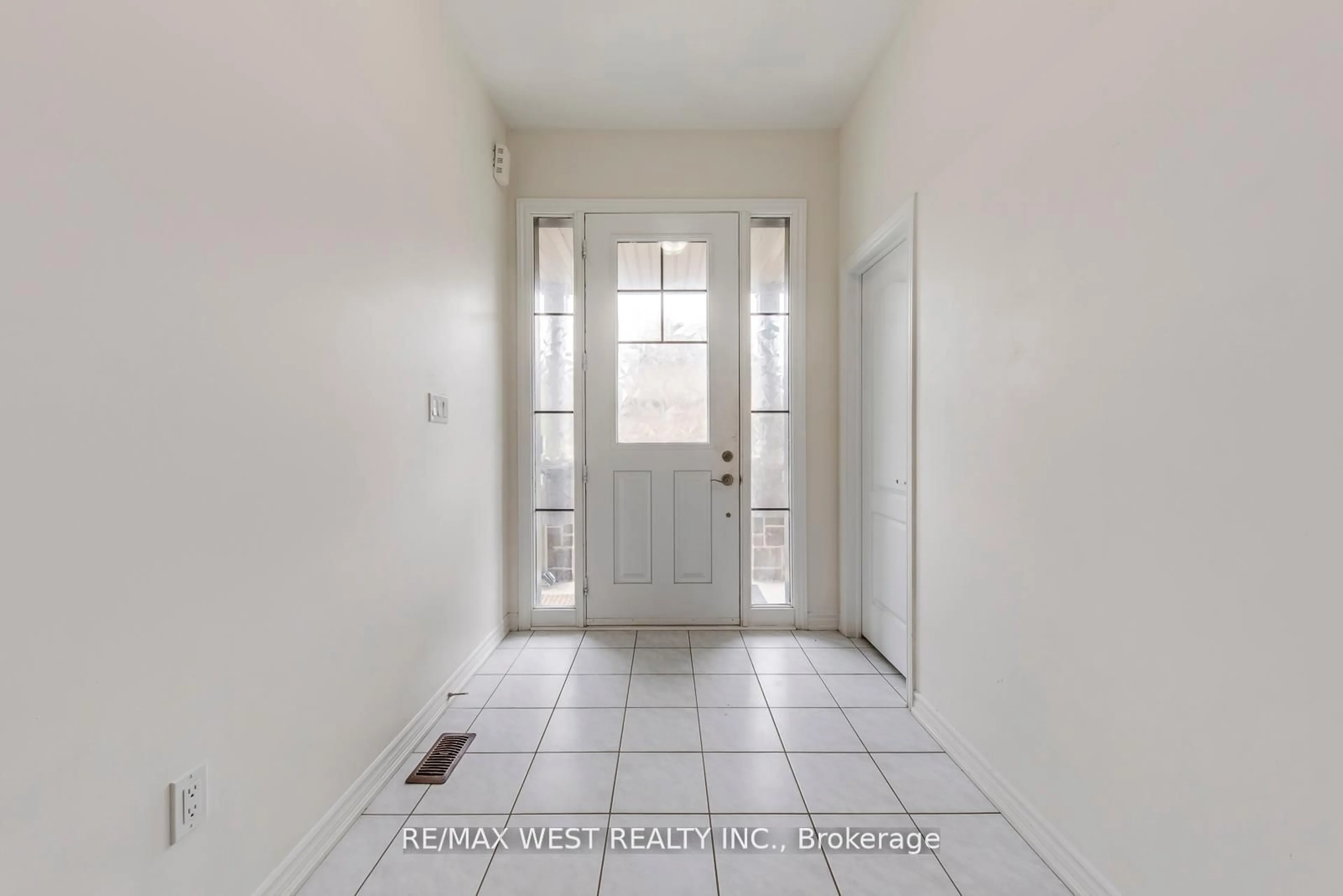 Indoor entryway for 286 Danny Wheeler Blvd, Georgina Ontario L4P 0J9