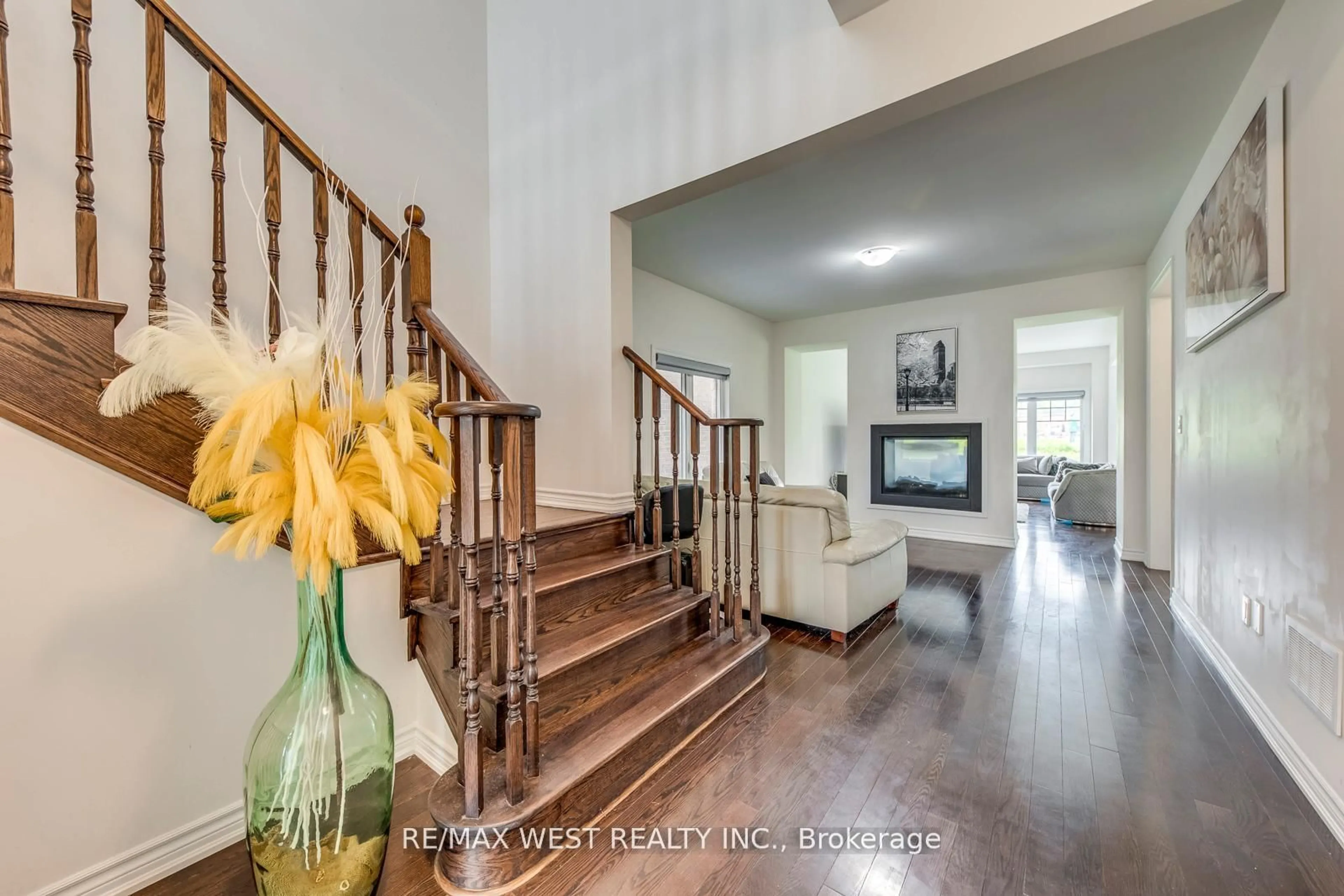 Indoor entryway for 286 Danny Wheeler Blvd, Georgina Ontario L4P 0J9