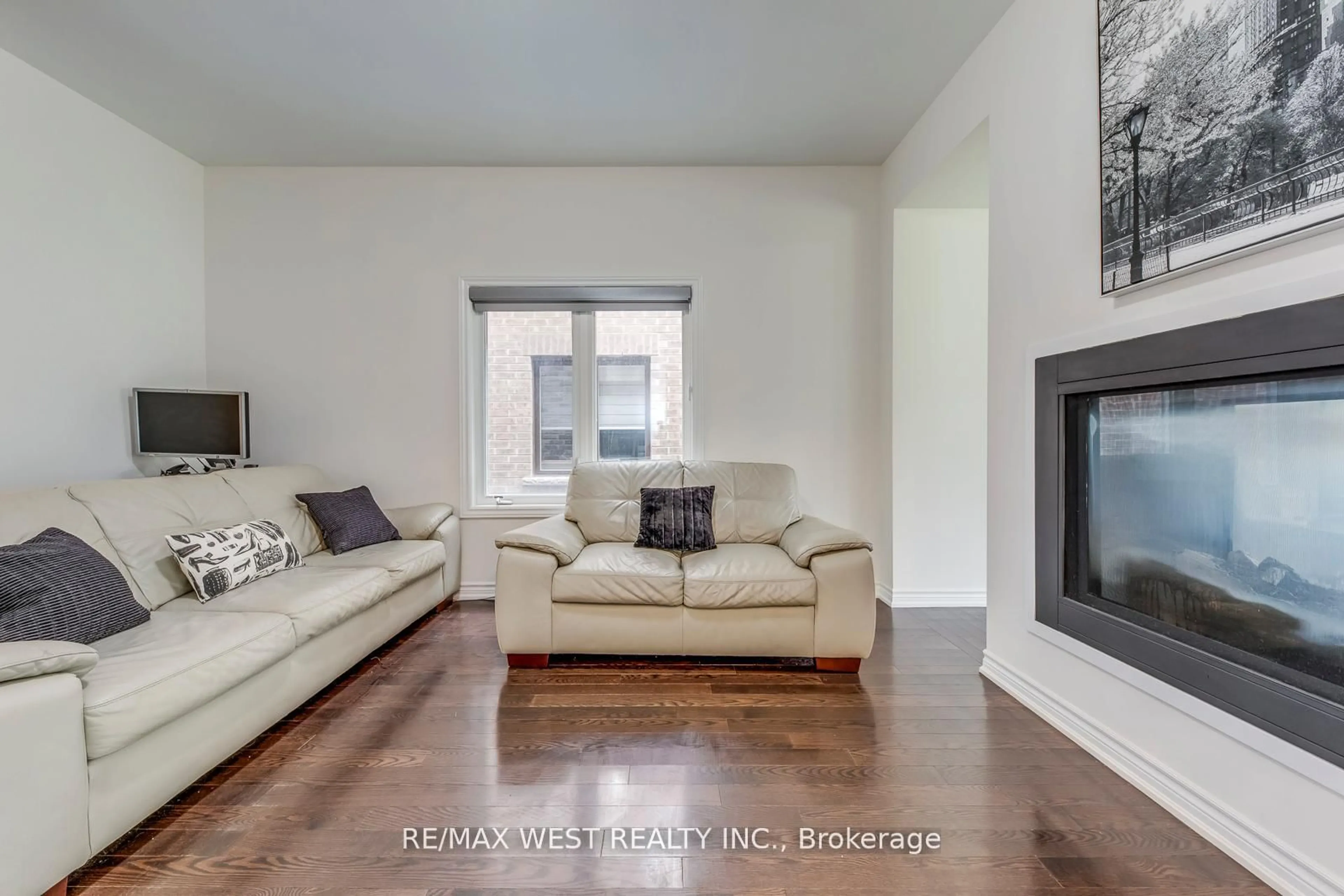 Living room with furniture, wood/laminate floor for 286 Danny Wheeler Blvd, Georgina Ontario L4P 0J9